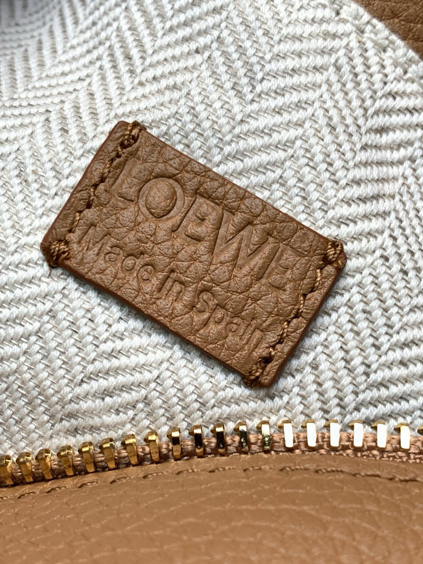 Loewe 新版本几何包迷你18CM Puzzle手袋是创意总监乔纳森．安德森为