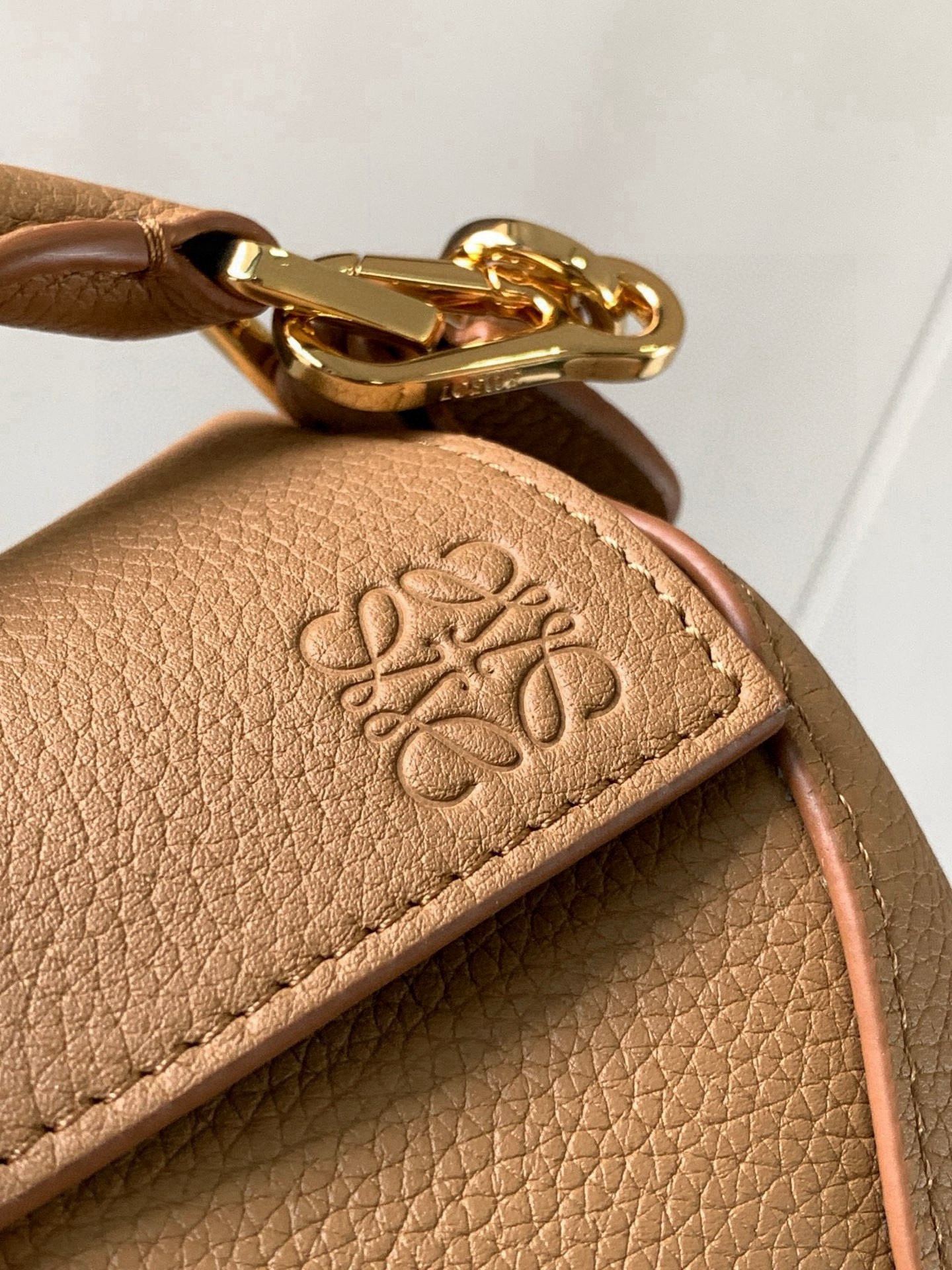 Loewe 新版本几何包迷你18CM Puzzle手袋是创意总监乔纳森．安德森为
