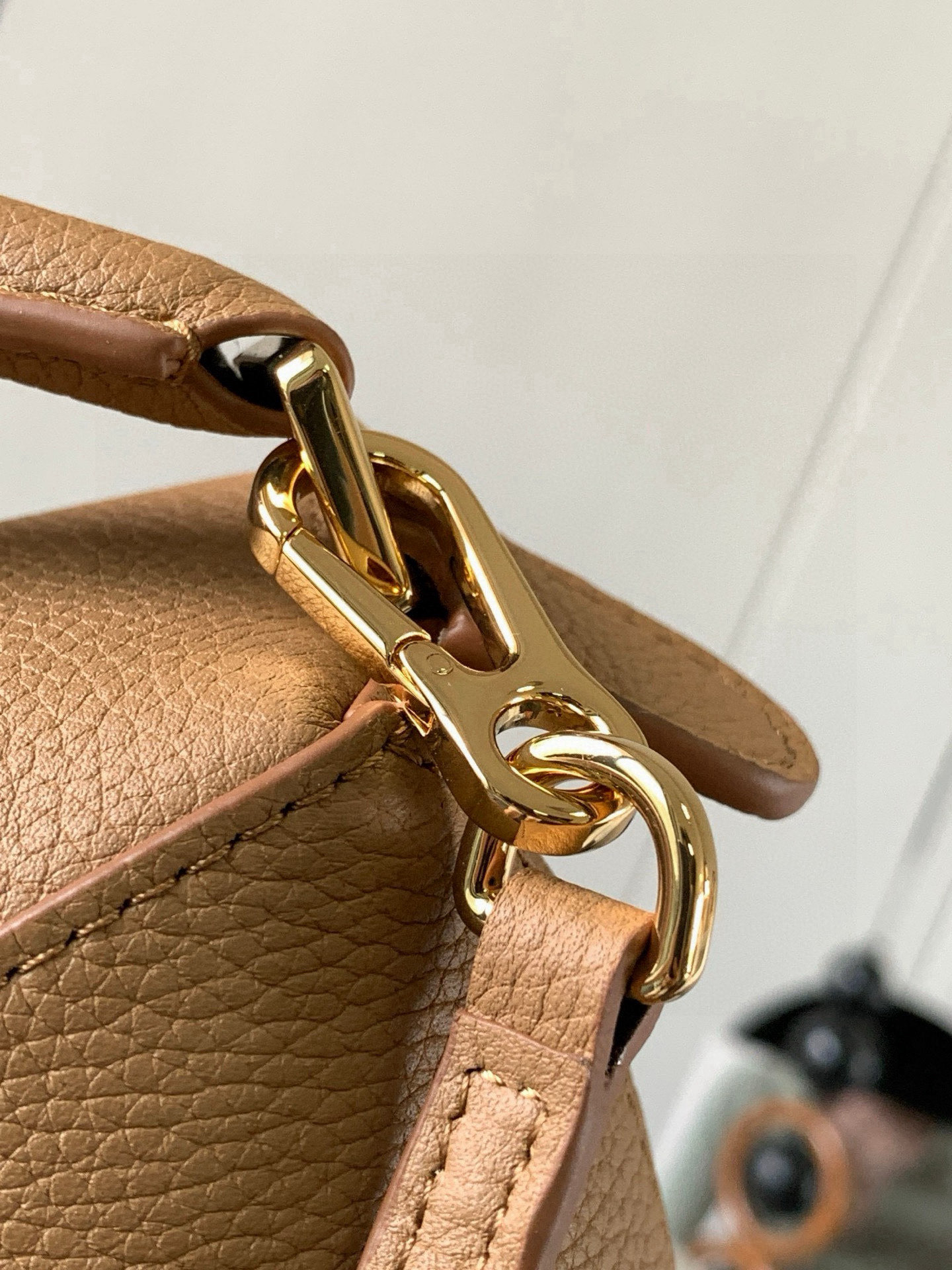 Loewe 新版本几何包迷你18CM Puzzle手袋是创意总监乔纳森．安德森为
