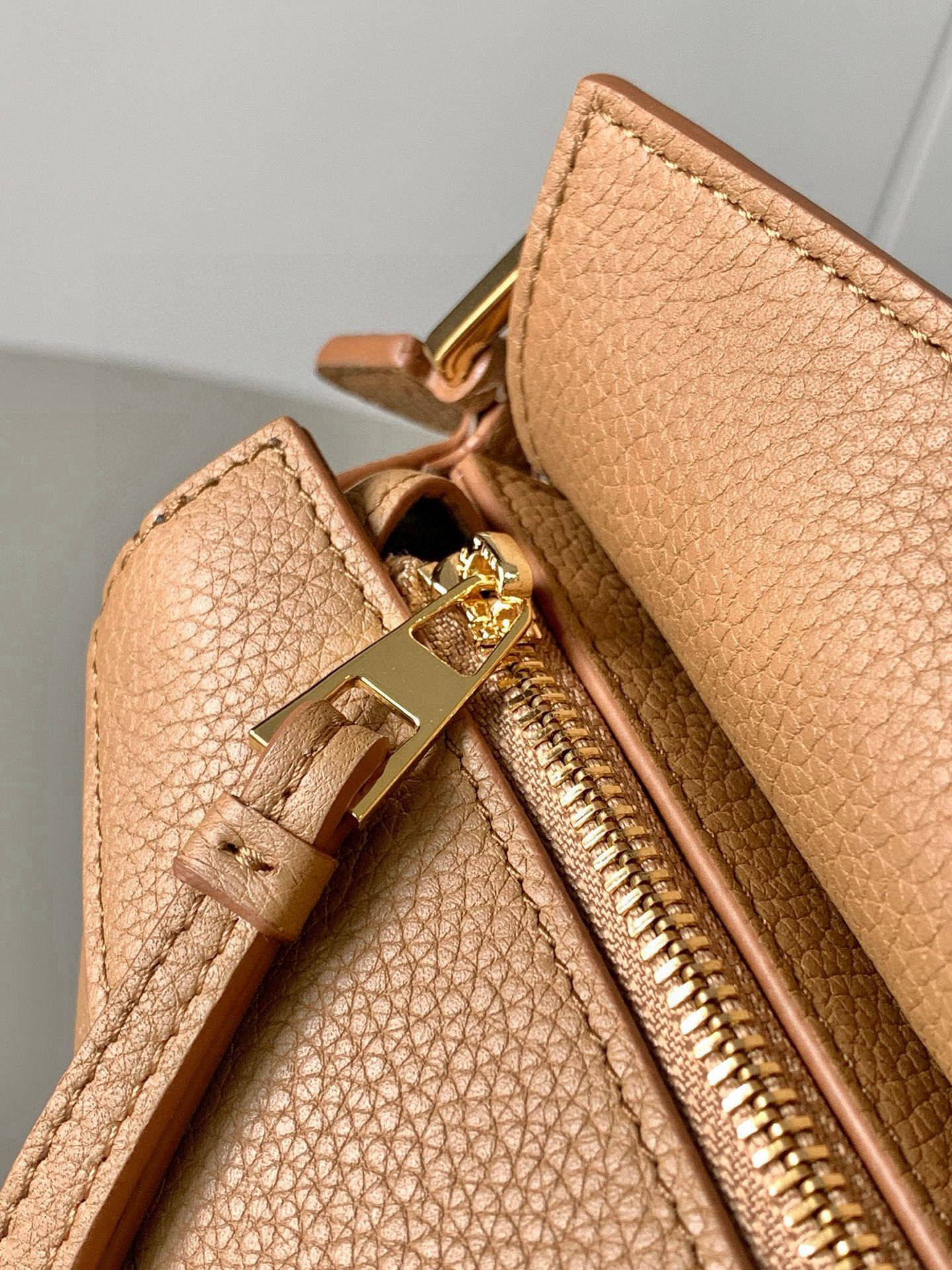 Loewe 新版本几何包迷你18CM Puzzle手袋是创意总监乔纳森．安德森为