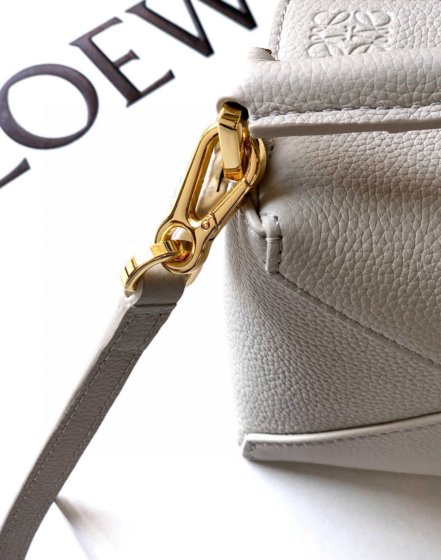 Loewe 新版本几何包迷你18CM Puzzle手袋是创意总监乔纳森．安德森为