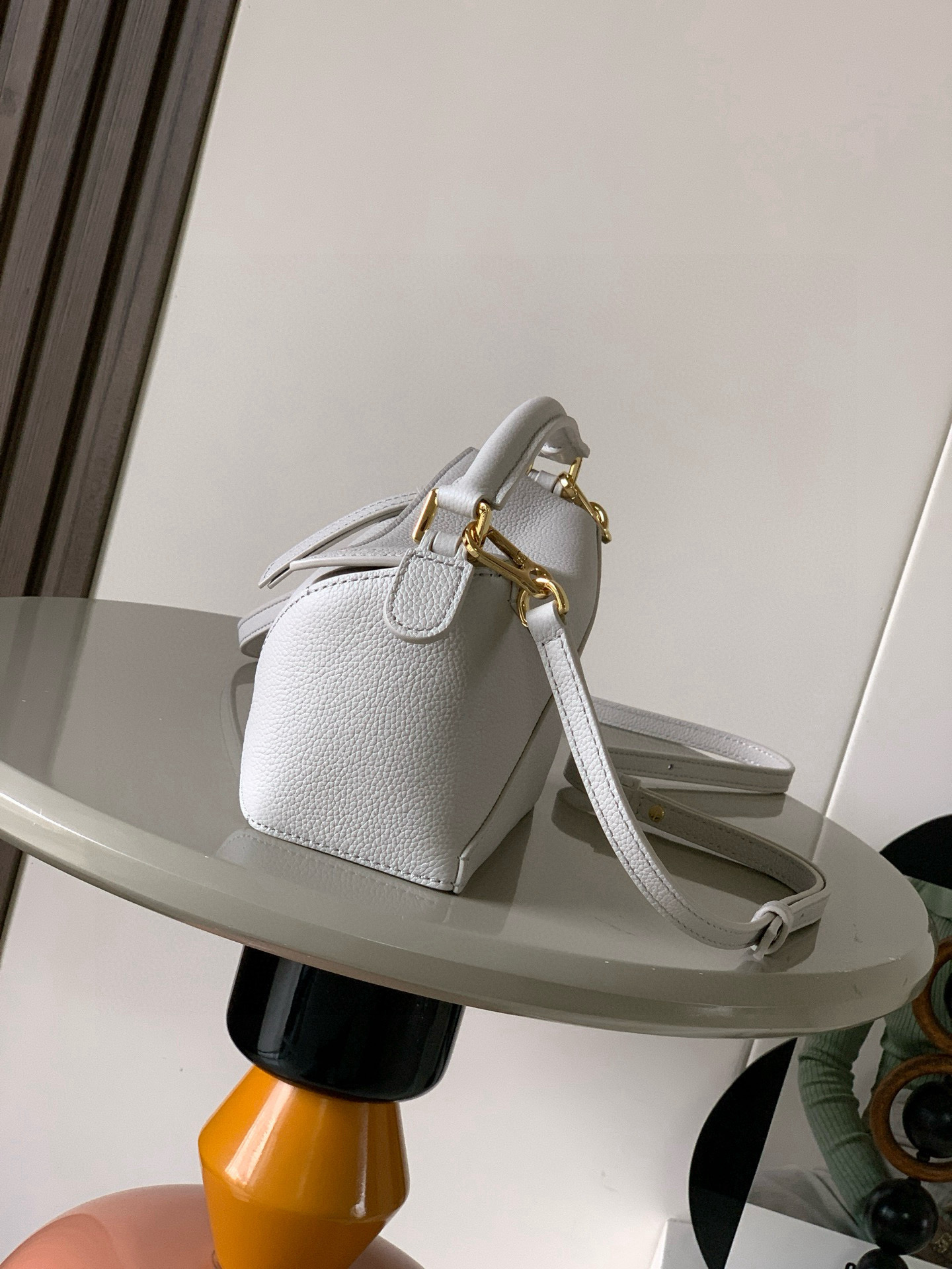 Loewe 新版本几何包迷你18CM Puzzle手袋是创意总监乔纳森．安德森为