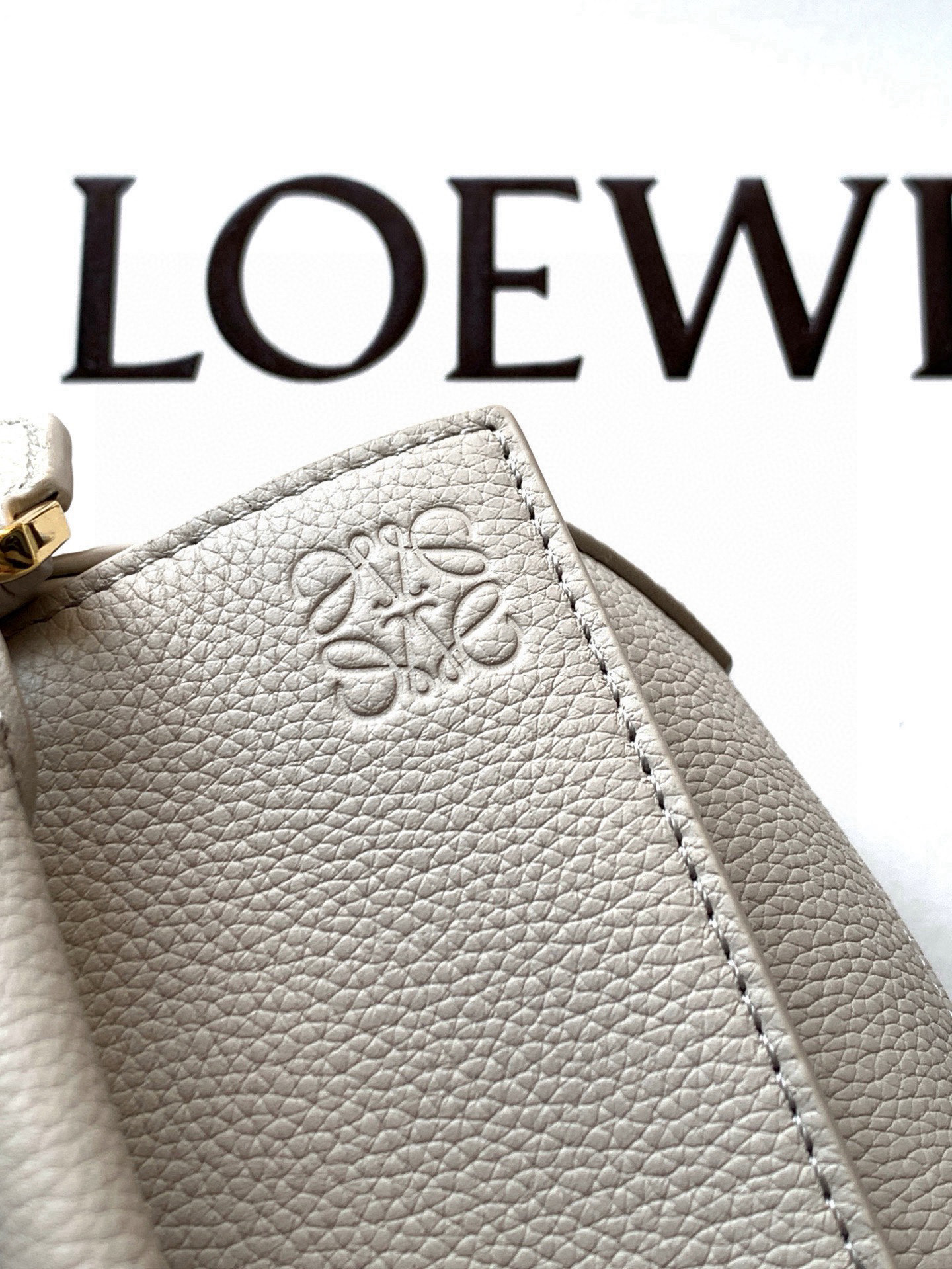 Loewe 新版本几何包迷你18CM Puzzle手袋是创意总监乔纳森．安德森为