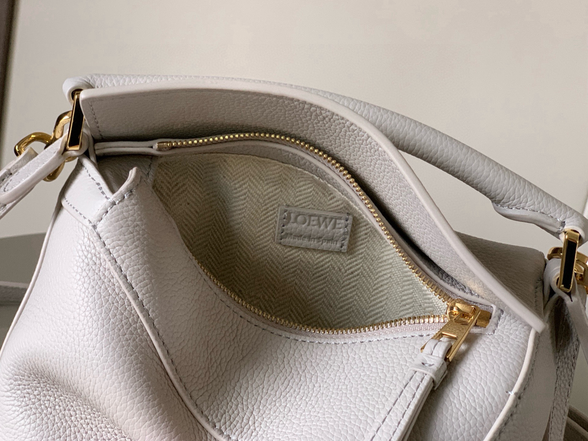 Loewe 新版本几何包迷你18CM Puzzle手袋是创意总监乔纳森．安德森为