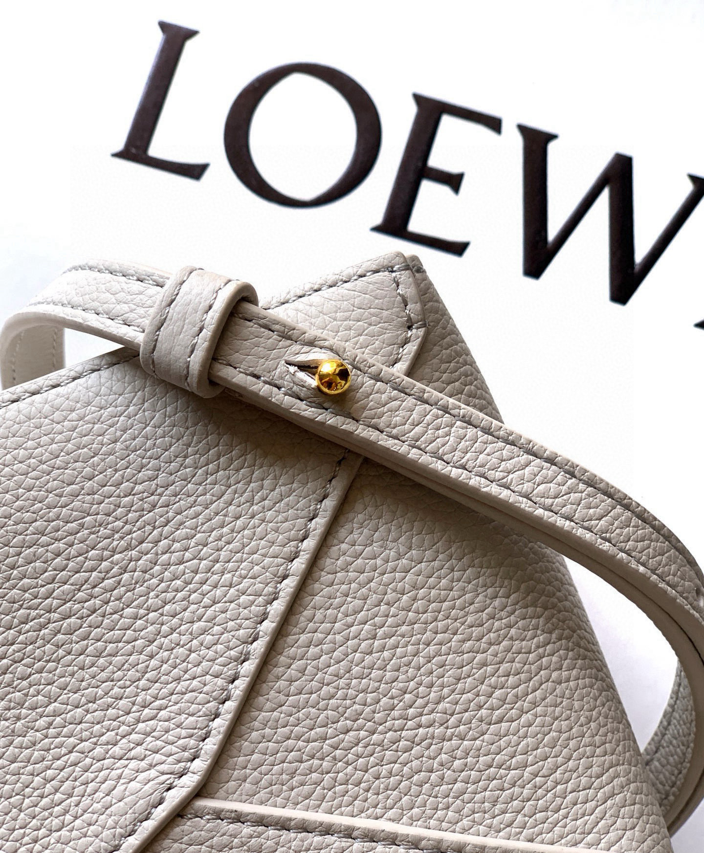Loewe 新版本几何包迷你18CM Puzzle手袋是创意总监乔纳森．安德森为