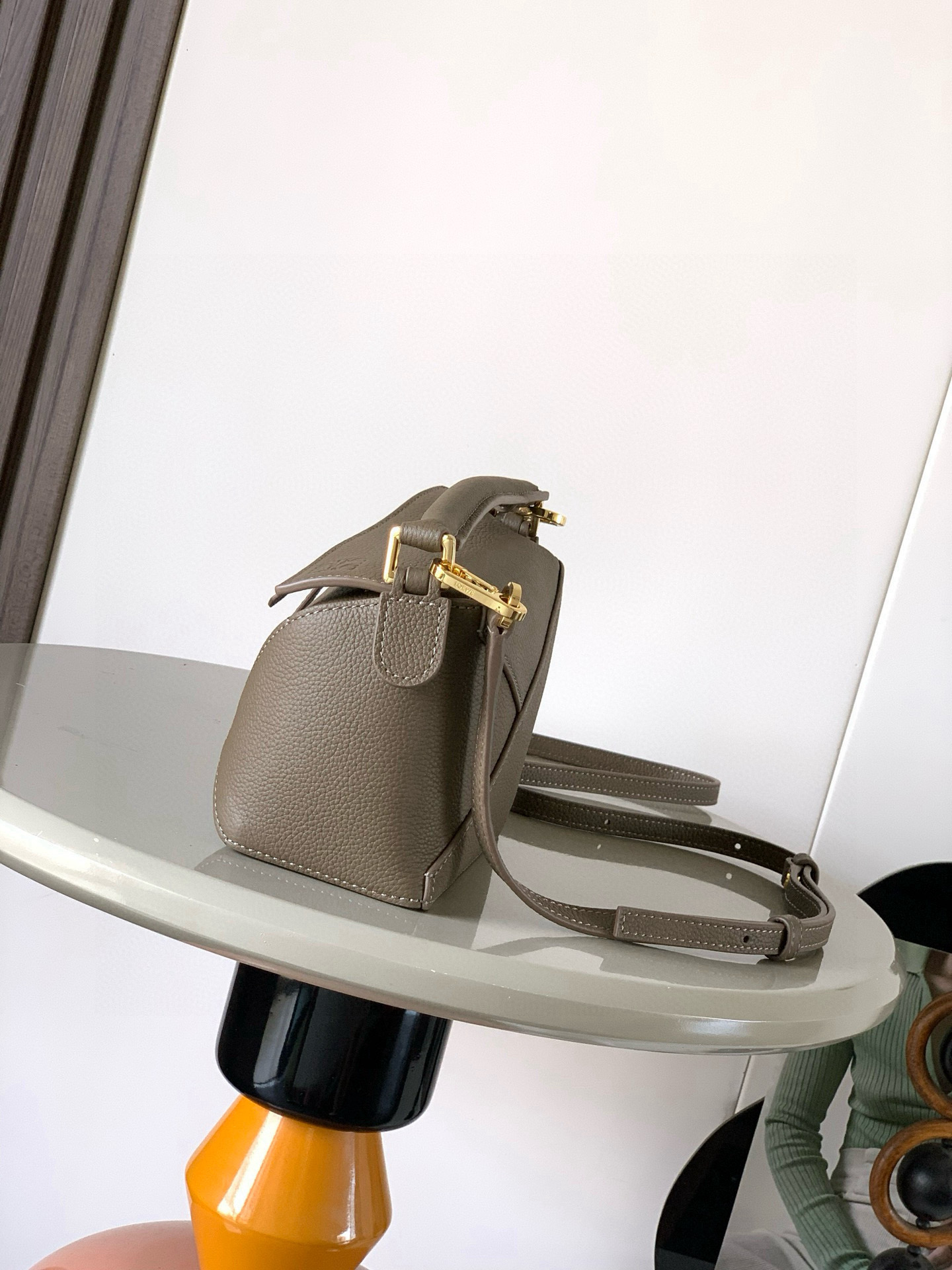 Loewe 新版本几何包迷你18CM Puzzle手袋是创意总监乔纳森．安德森为