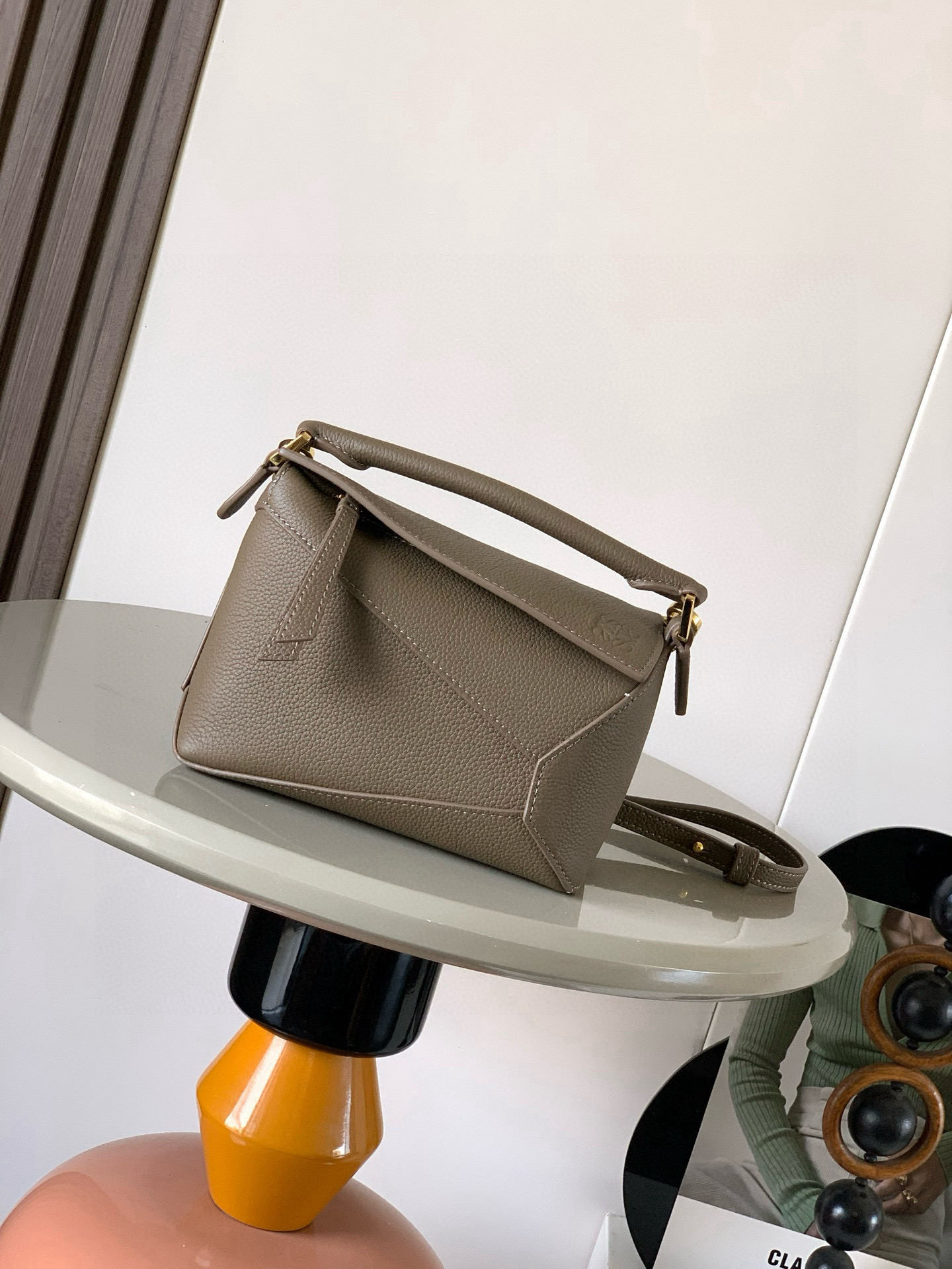 Loewe 新版本几何包迷你18CM Puzzle手袋是创意总监乔纳森．安德森为