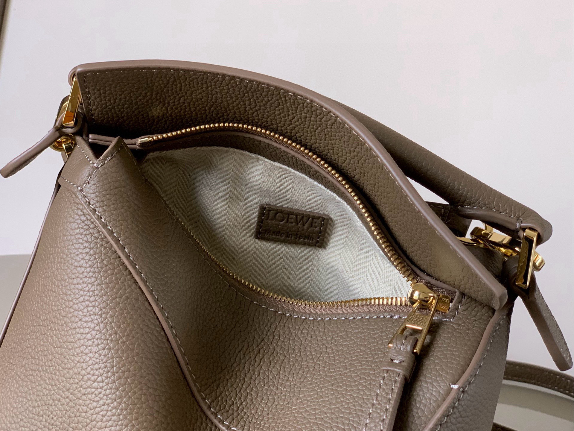 Loewe 新版本几何包迷你18CM Puzzle手袋是创意总监乔纳森．安德森为