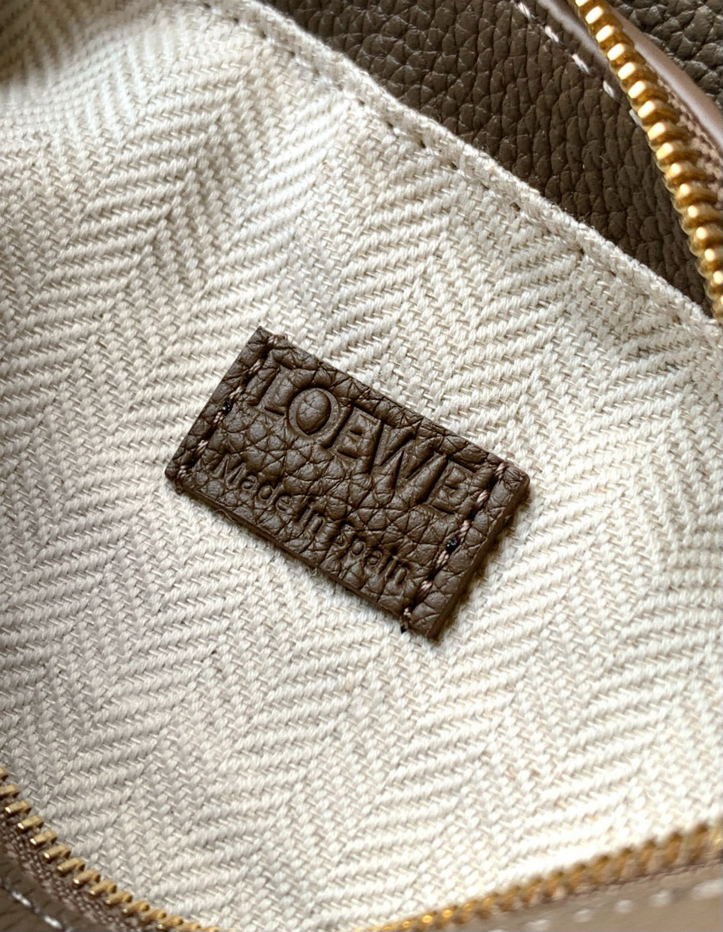 Loewe 新版本几何包迷你18CM Puzzle手袋是创意总监乔纳森．安德森为