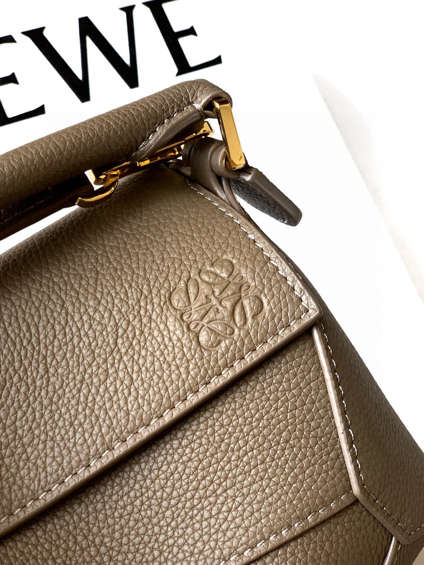 Loewe 新版本几何包迷你18CM Puzzle手袋是创意总监乔纳森．安德森为