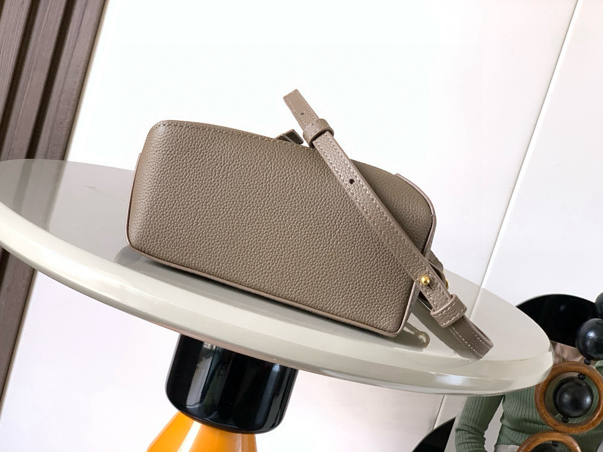 Loewe 新版本几何包迷你18CM Puzzle手袋是创意总监乔纳森．安德森为