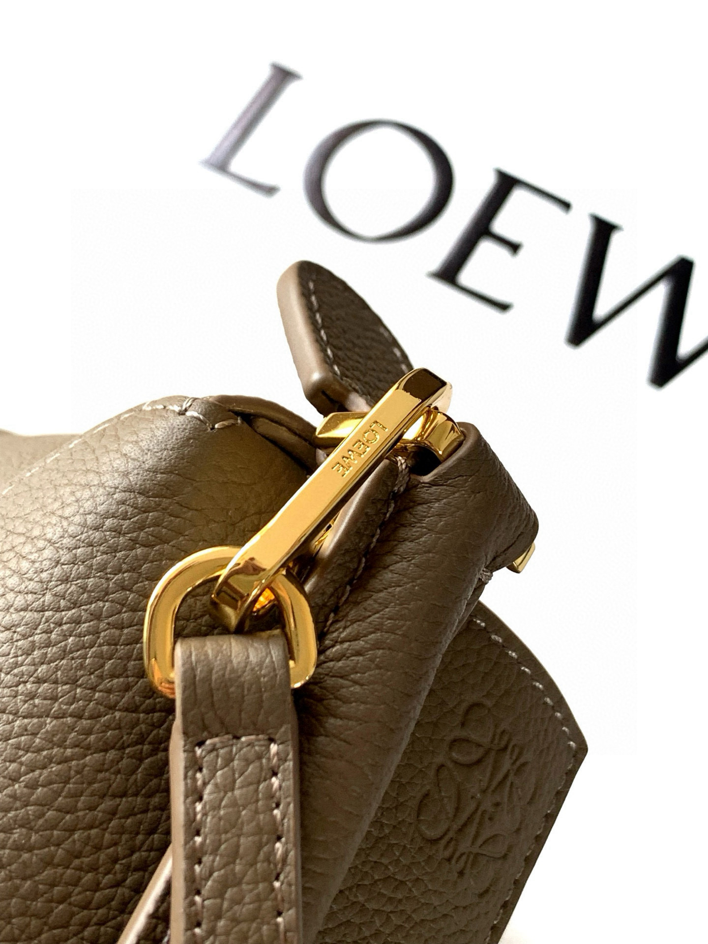 Loewe 新版本几何包迷你18CM Puzzle手袋是创意总监乔纳森．安德森为