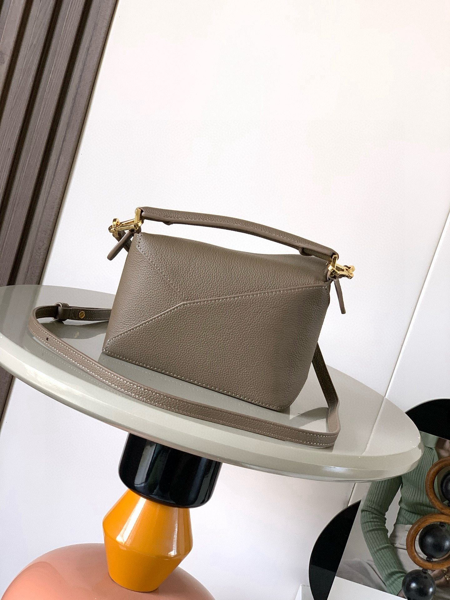 Loewe 新版本几何包迷你18CM Puzzle手袋是创意总监乔纳森．安德森为