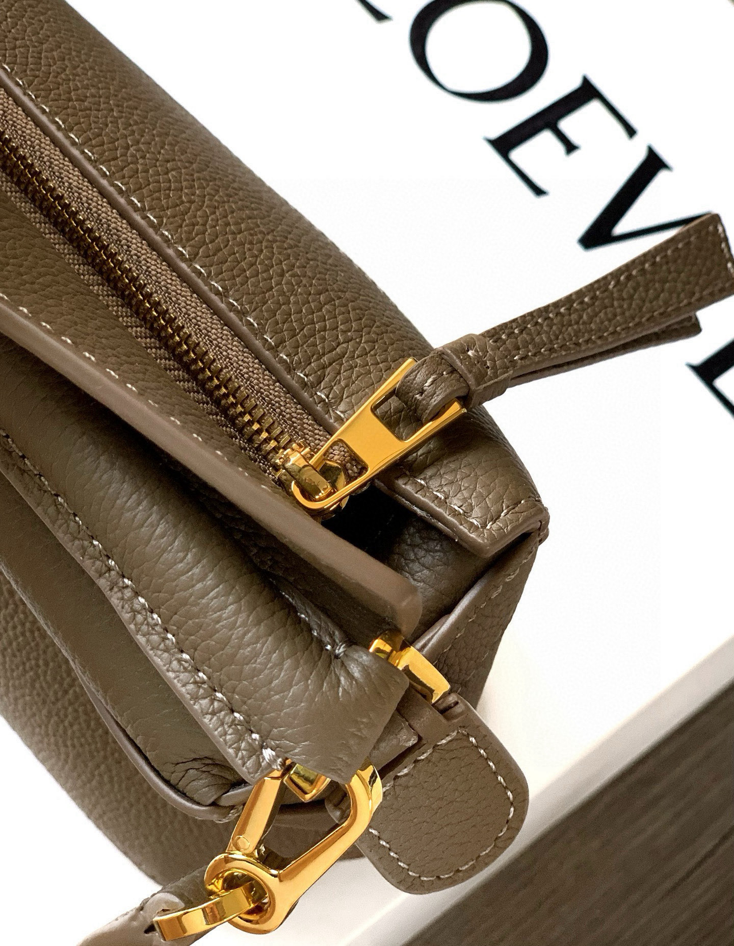 Loewe 新版本几何包迷你18CM Puzzle手袋是创意总监乔纳森．安德森为