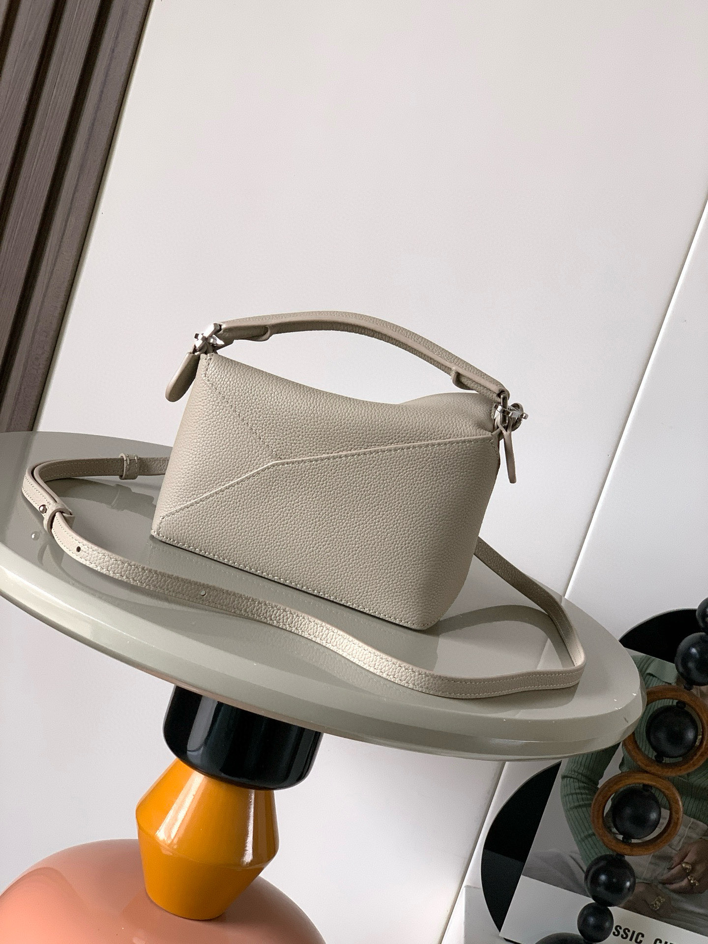 Loewe 新版本几何包迷你18CM Puzzle手袋是创意总监乔纳森．安德森为