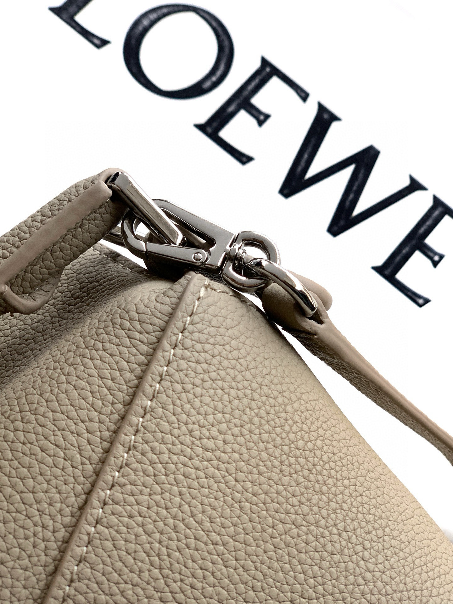 Loewe 新版本几何包迷你18CM Puzzle手袋是创意总监乔纳森．安德森为