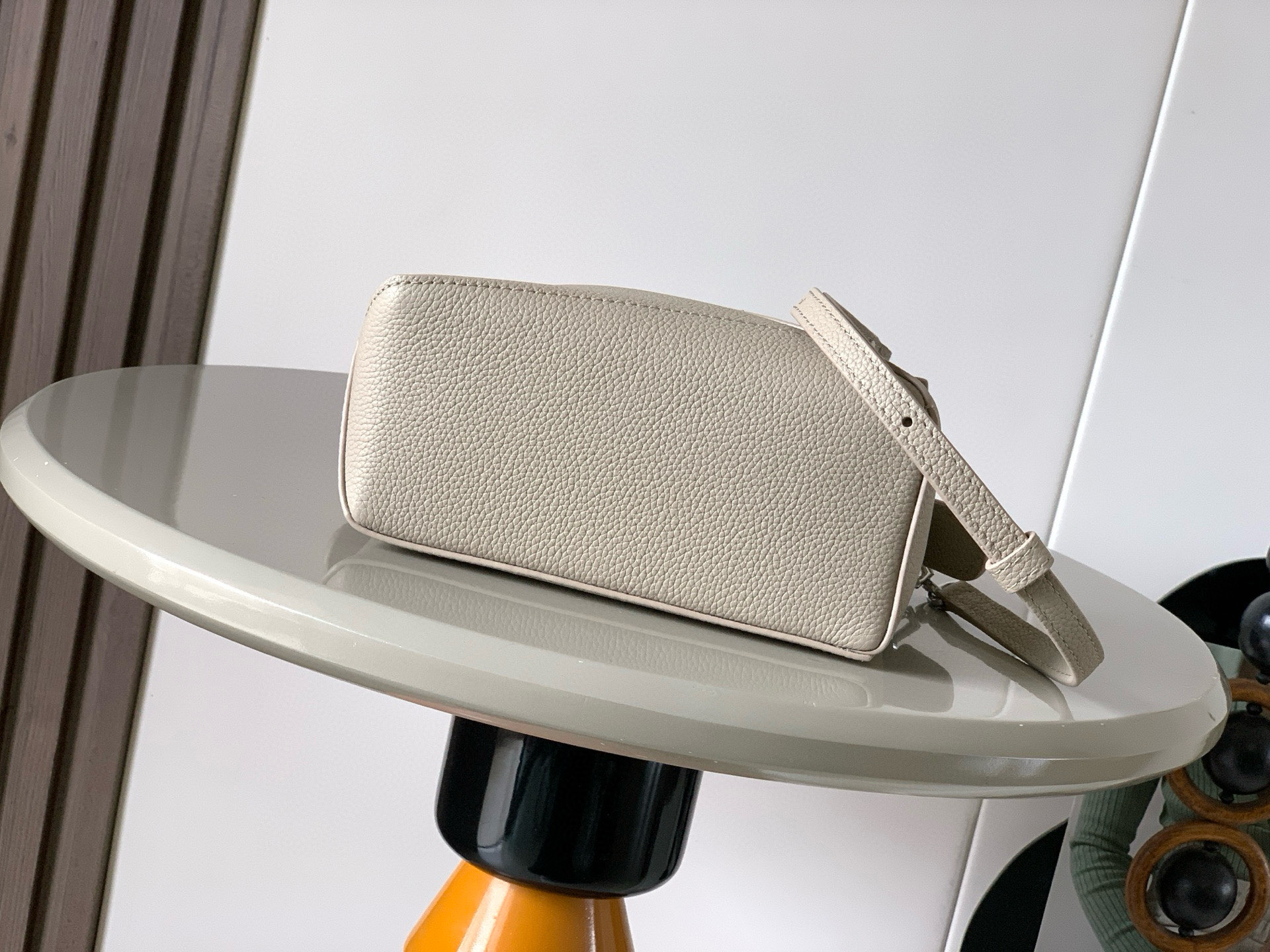 Loewe 新版本几何包迷你18CM Puzzle手袋是创意总监乔纳森．安德森为
