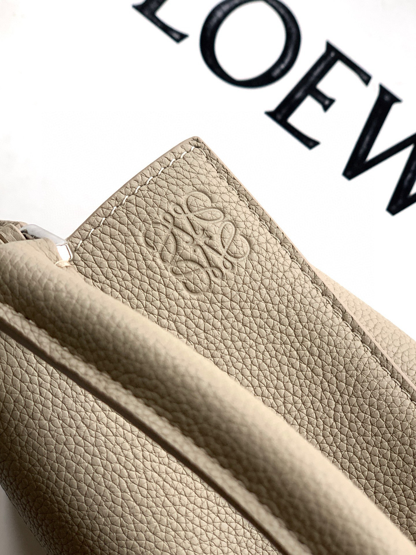 Loewe 新版本几何包迷你18CM Puzzle手袋是创意总监乔纳森．安德森为