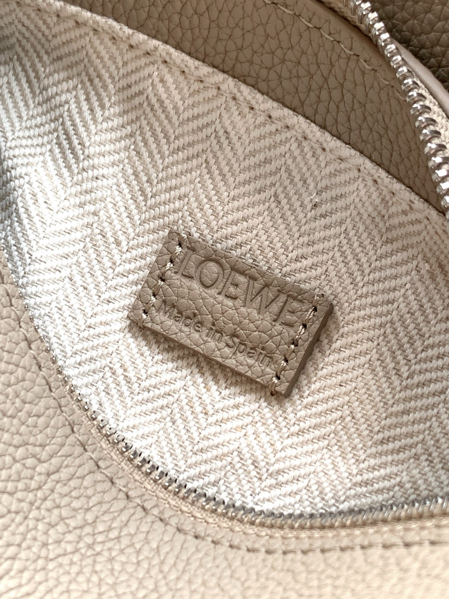 Loewe 新版本几何包迷你18CM Puzzle手袋是创意总监乔纳森．安德森为