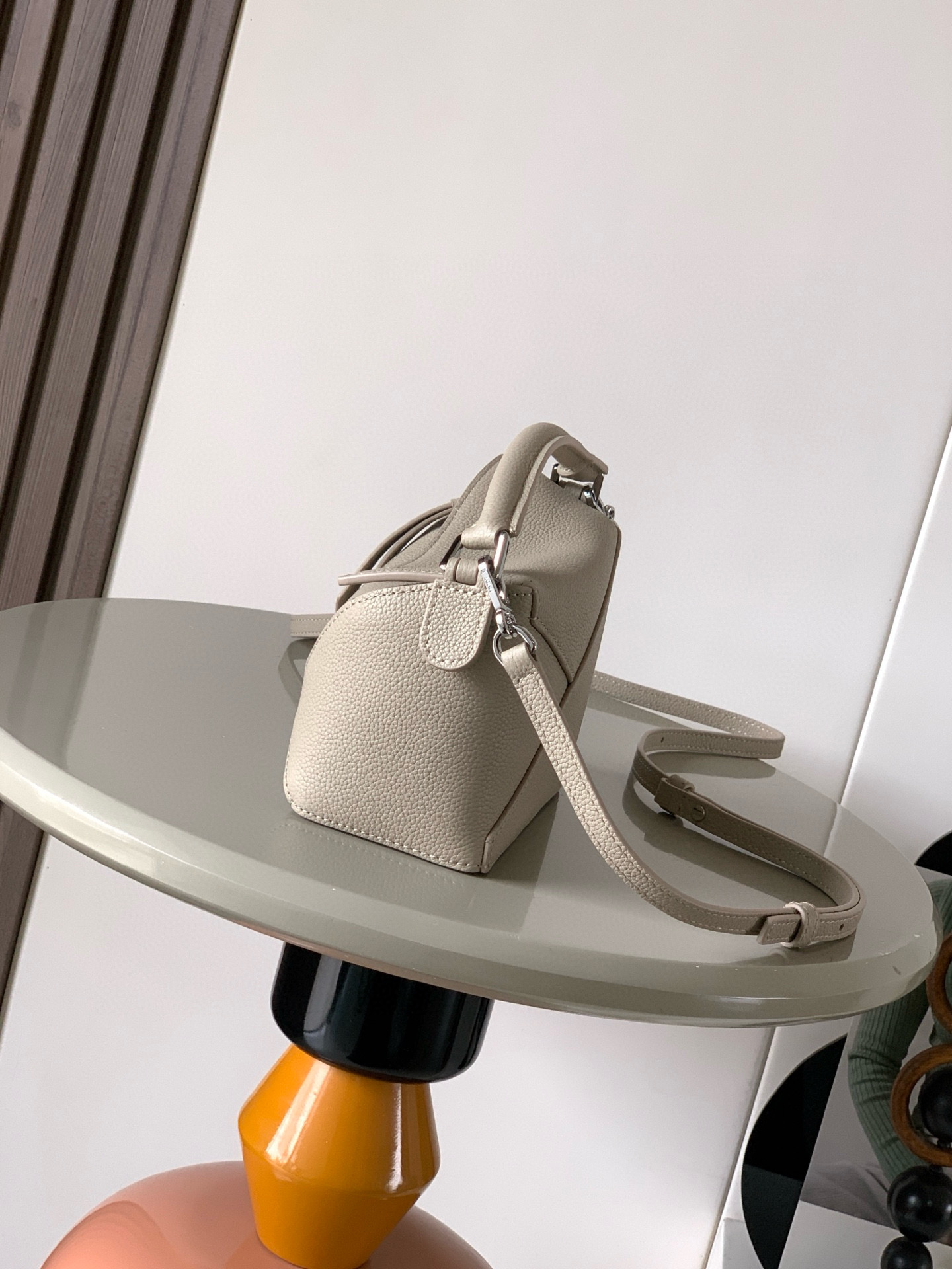 Loewe 新版本几何包迷你18CM Puzzle手袋是创意总监乔纳森．安德森为