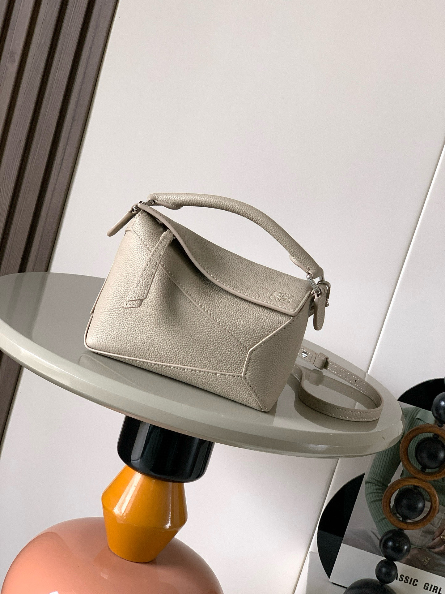 Loewe 新版本几何包迷你18CM Puzzle手袋是创意总监乔纳森．安德森为