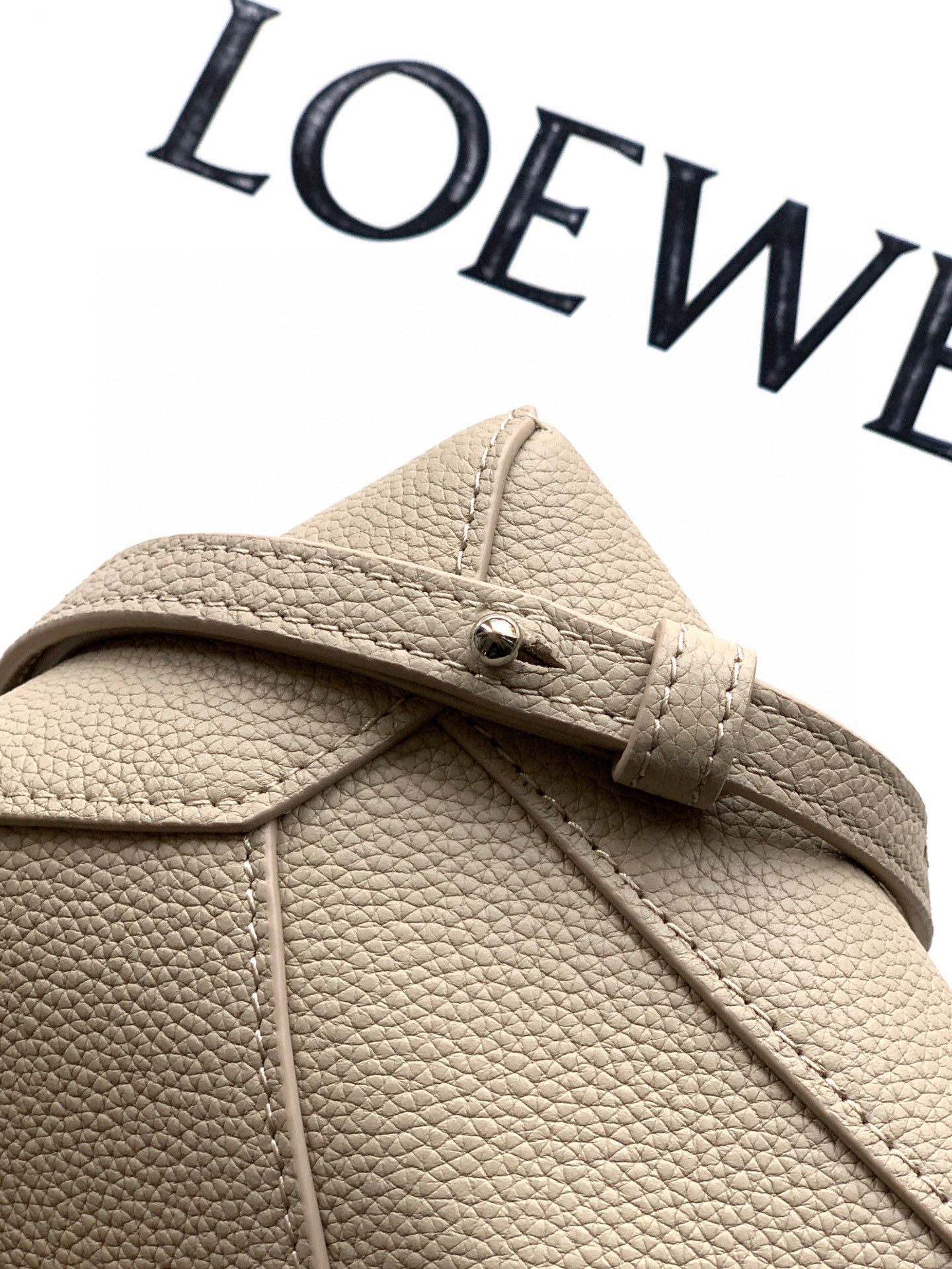Loewe 新版本几何包迷你18CM Puzzle手袋是创意总监乔纳森．安德森为