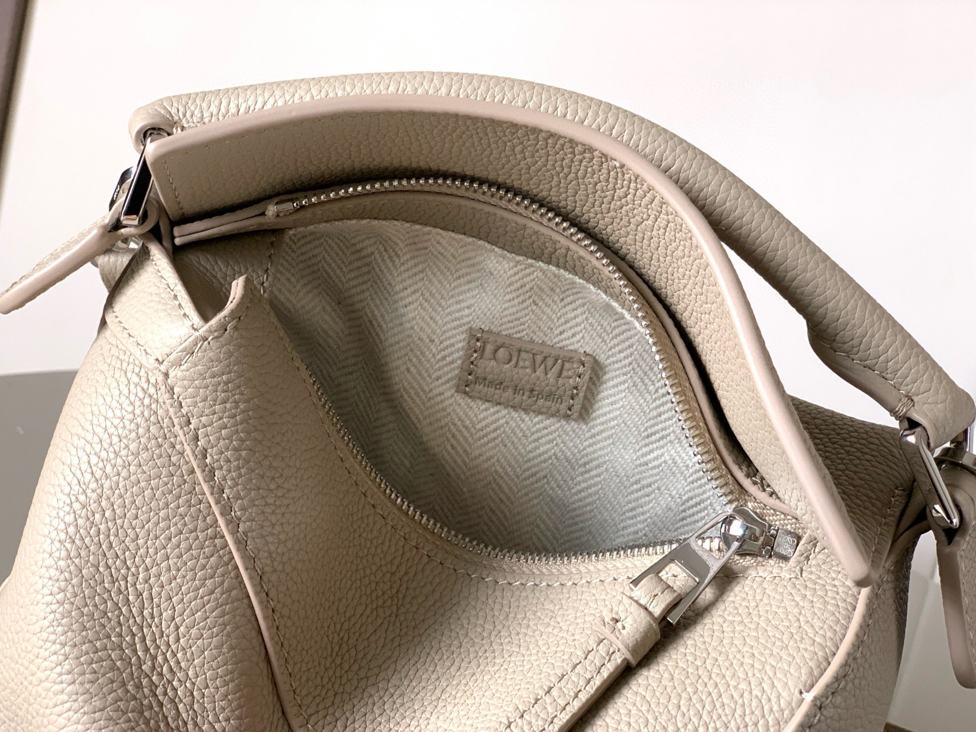 Loewe 新版本几何包迷你18CM Puzzle手袋是创意总监乔纳森．安德森为