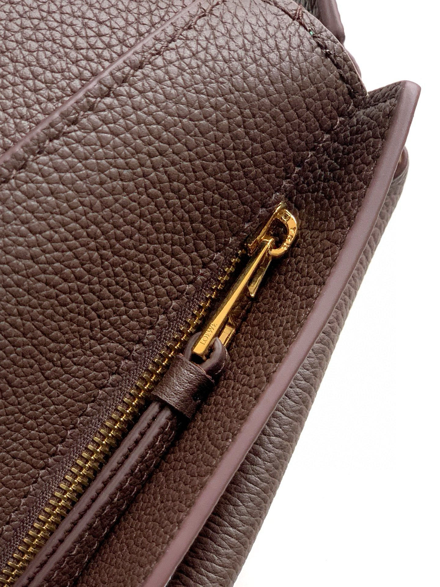 Loewe 新版本几何包迷你18CM Puzzle手袋是创意总监乔纳森．安德森为