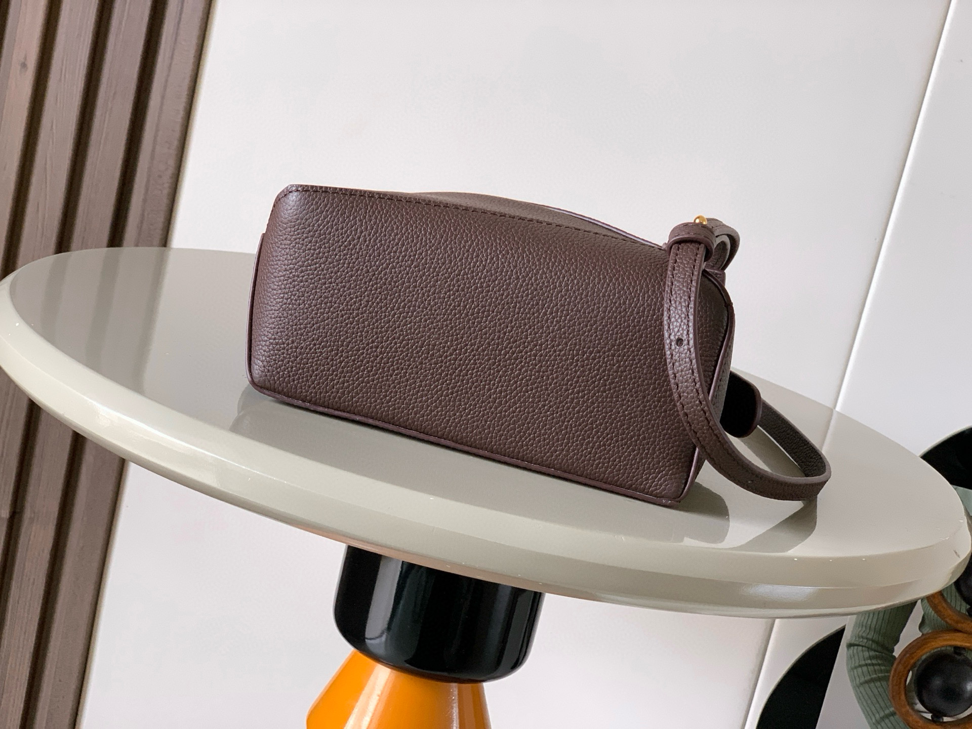 Loewe 新版本几何包迷你18CM Puzzle手袋是创意总监乔纳森．安德森为