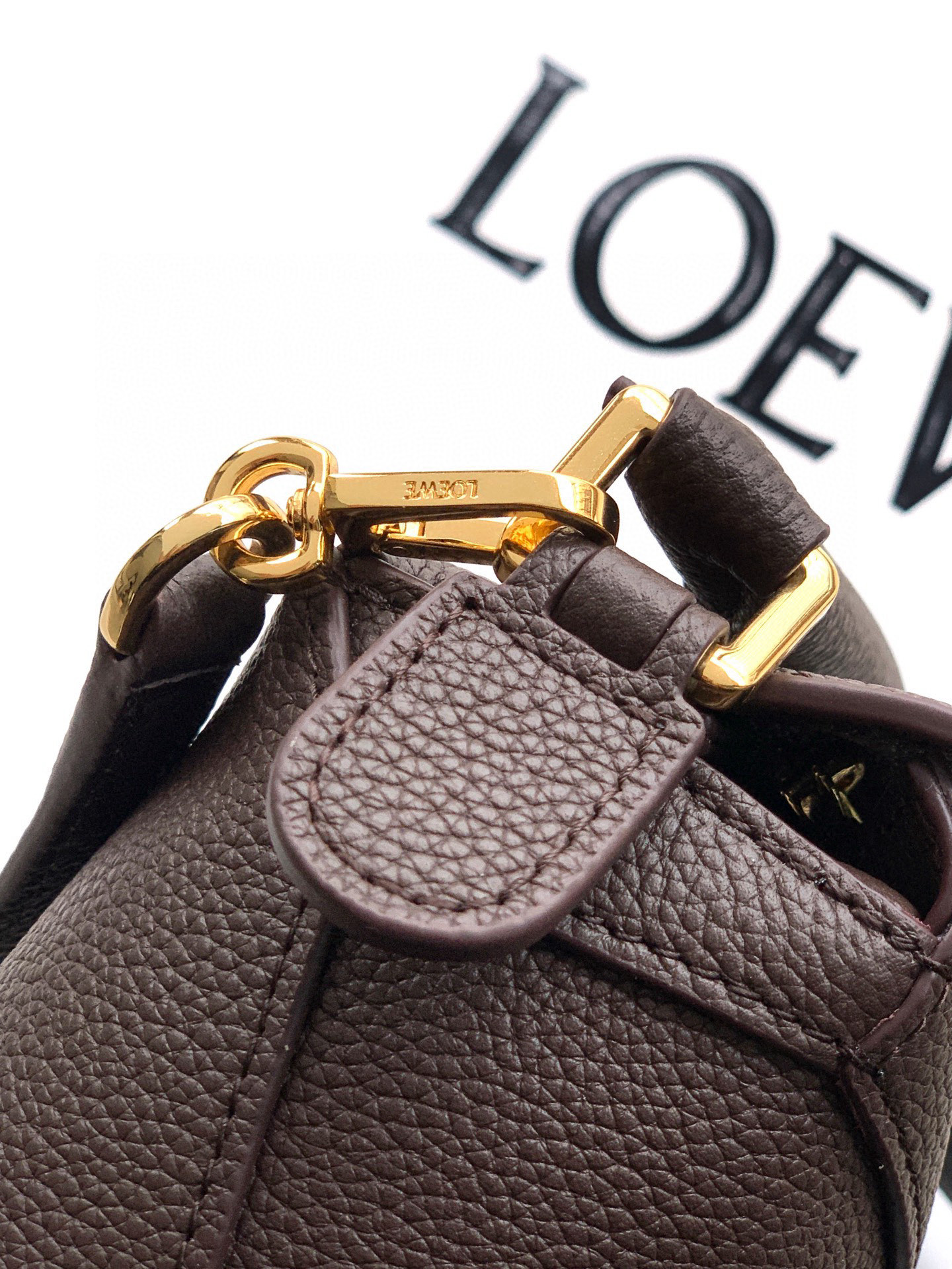 Loewe 新版本几何包迷你18CM Puzzle手袋是创意总监乔纳森．安德森为
