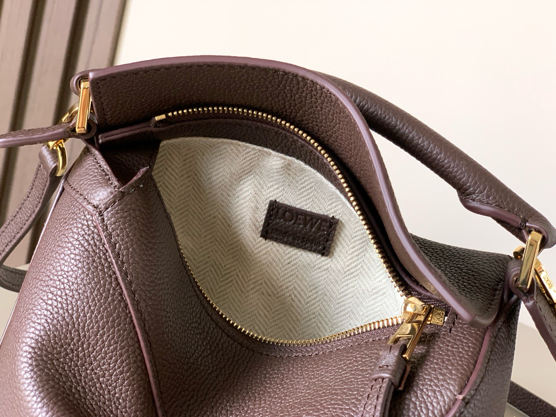 Loewe 新版本几何包迷你18CM Puzzle手袋是创意总监乔纳森．安德森为