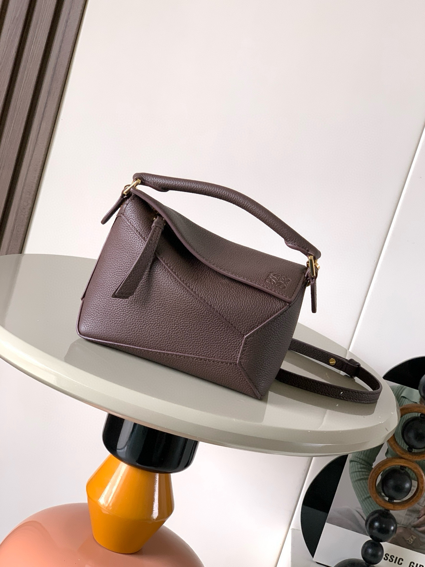 Loewe 新版本几何包迷你18CM Puzzle手袋是创意总监乔纳森．安德森为