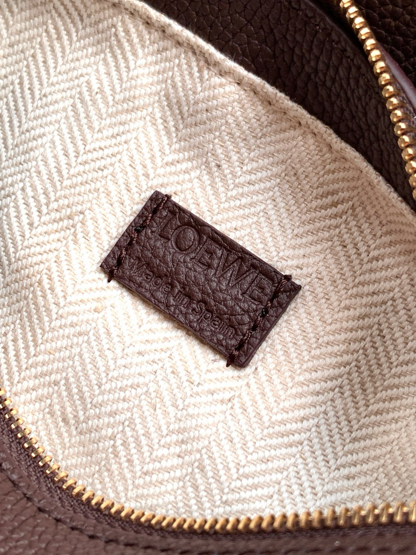 Loewe 新版本几何包迷你18CM Puzzle手袋是创意总监乔纳森．安德森为