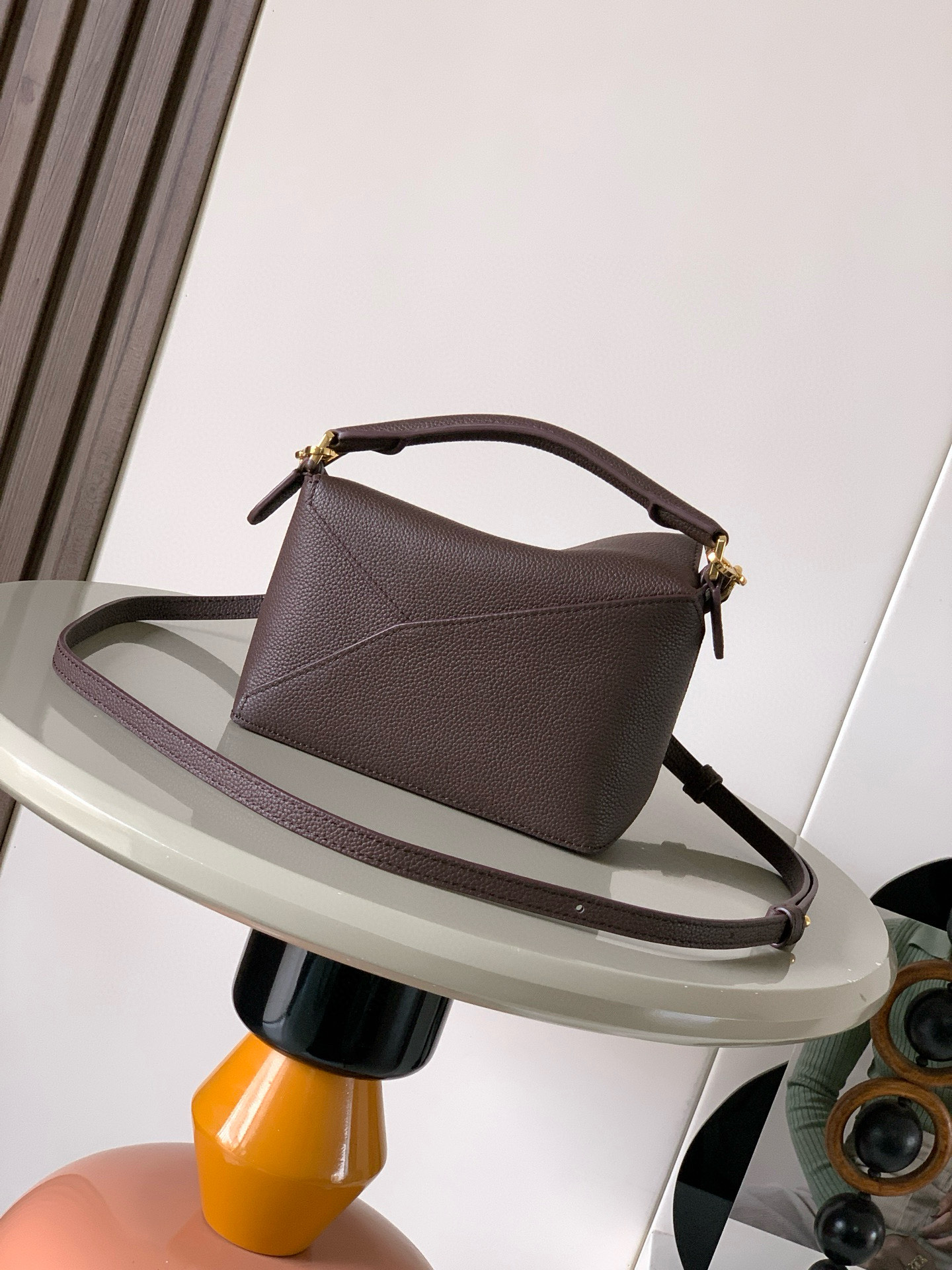 Loewe 新版本几何包迷你18CM Puzzle手袋是创意总监乔纳森．安德森为