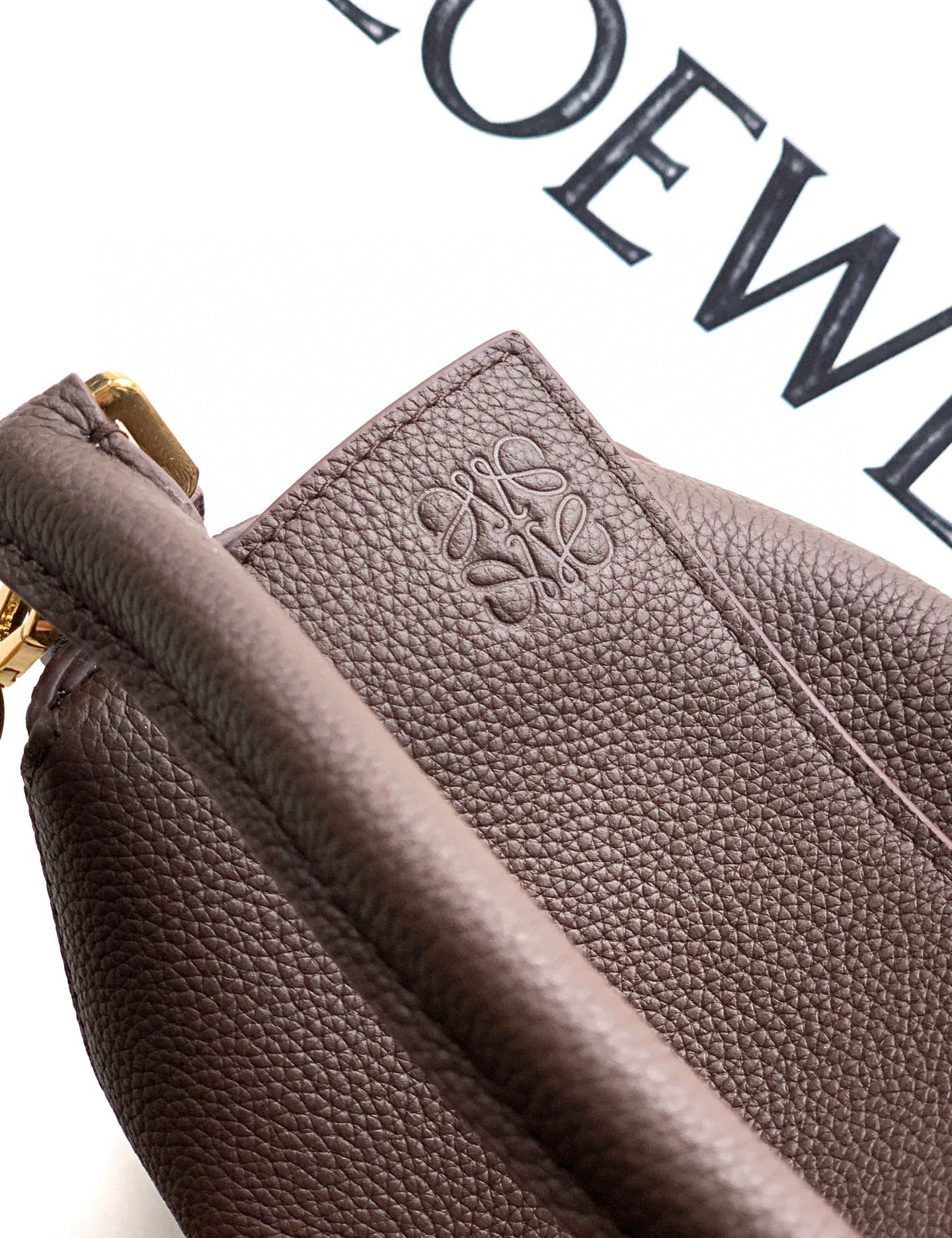 Loewe 新版本几何包迷你18CM Puzzle手袋是创意总监乔纳森．安德森为