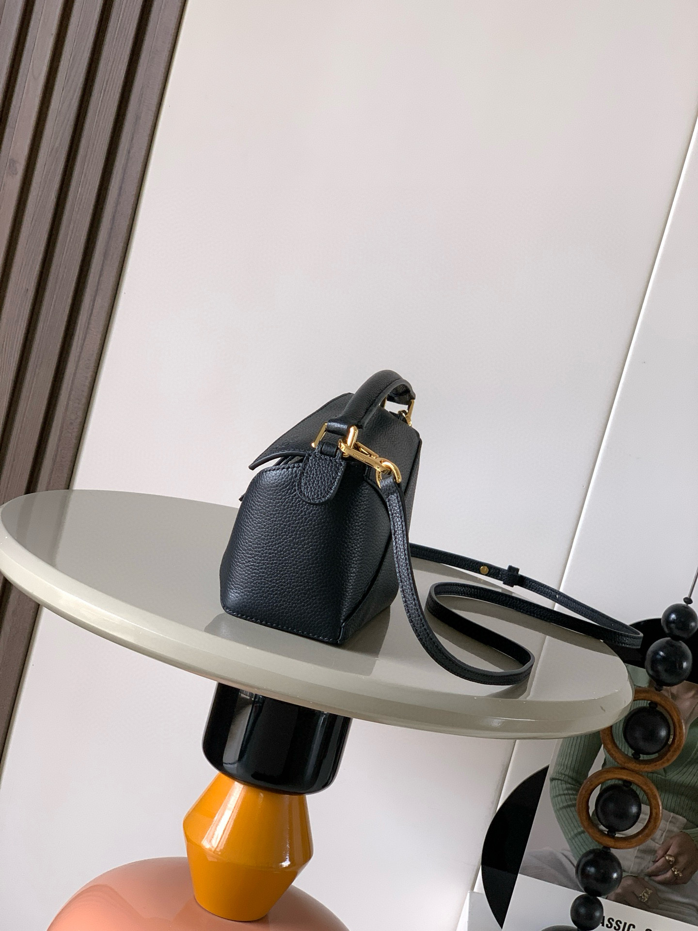 Loewe 新版本几何包迷你18CM Puzzle手袋是创意总监乔纳森．安德森为