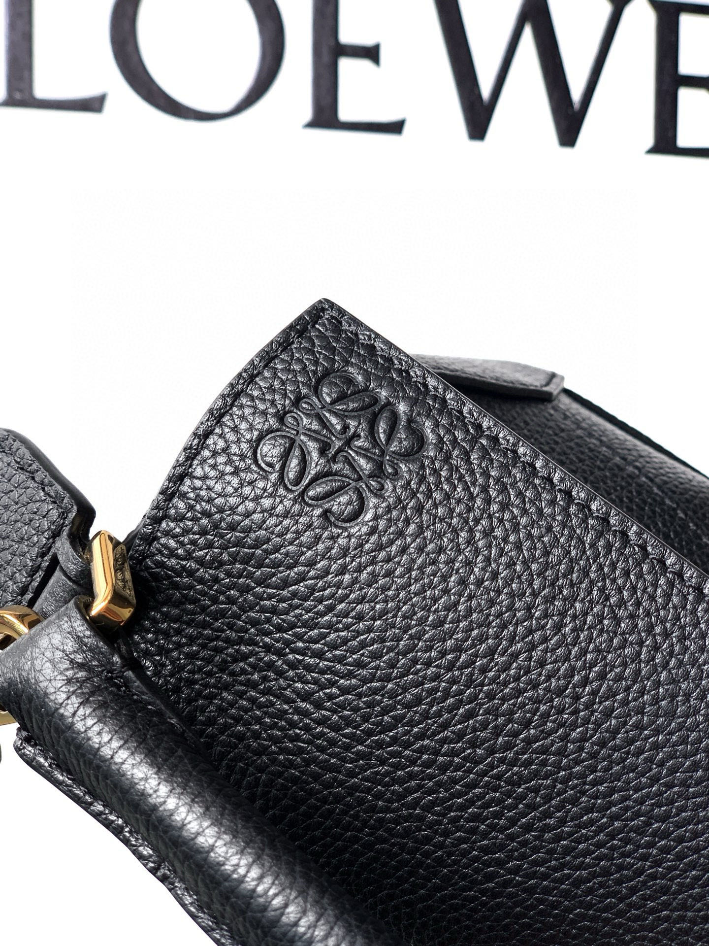 Loewe 新版本几何包迷你18CM Puzzle手袋是创意总监乔纳森．安德森为