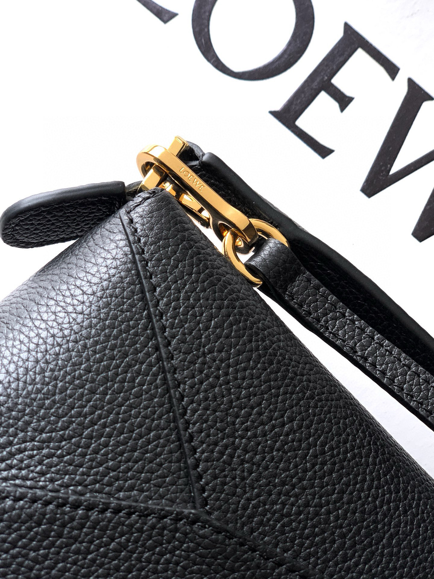 Loewe 新版本几何包迷你18CM Puzzle手袋是创意总监乔纳森．安德森为