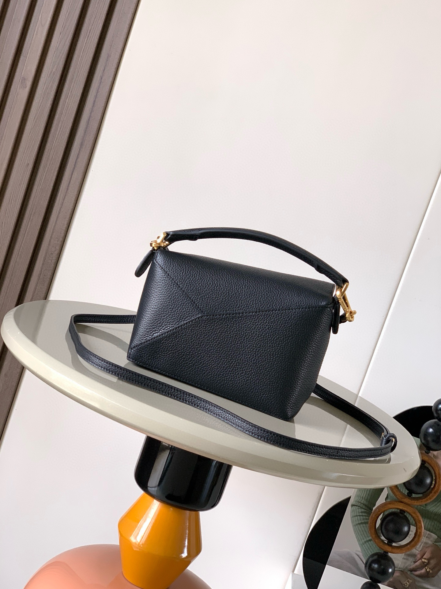 Loewe 新版本几何包迷你18CM Puzzle手袋是创意总监乔纳森．安德森为