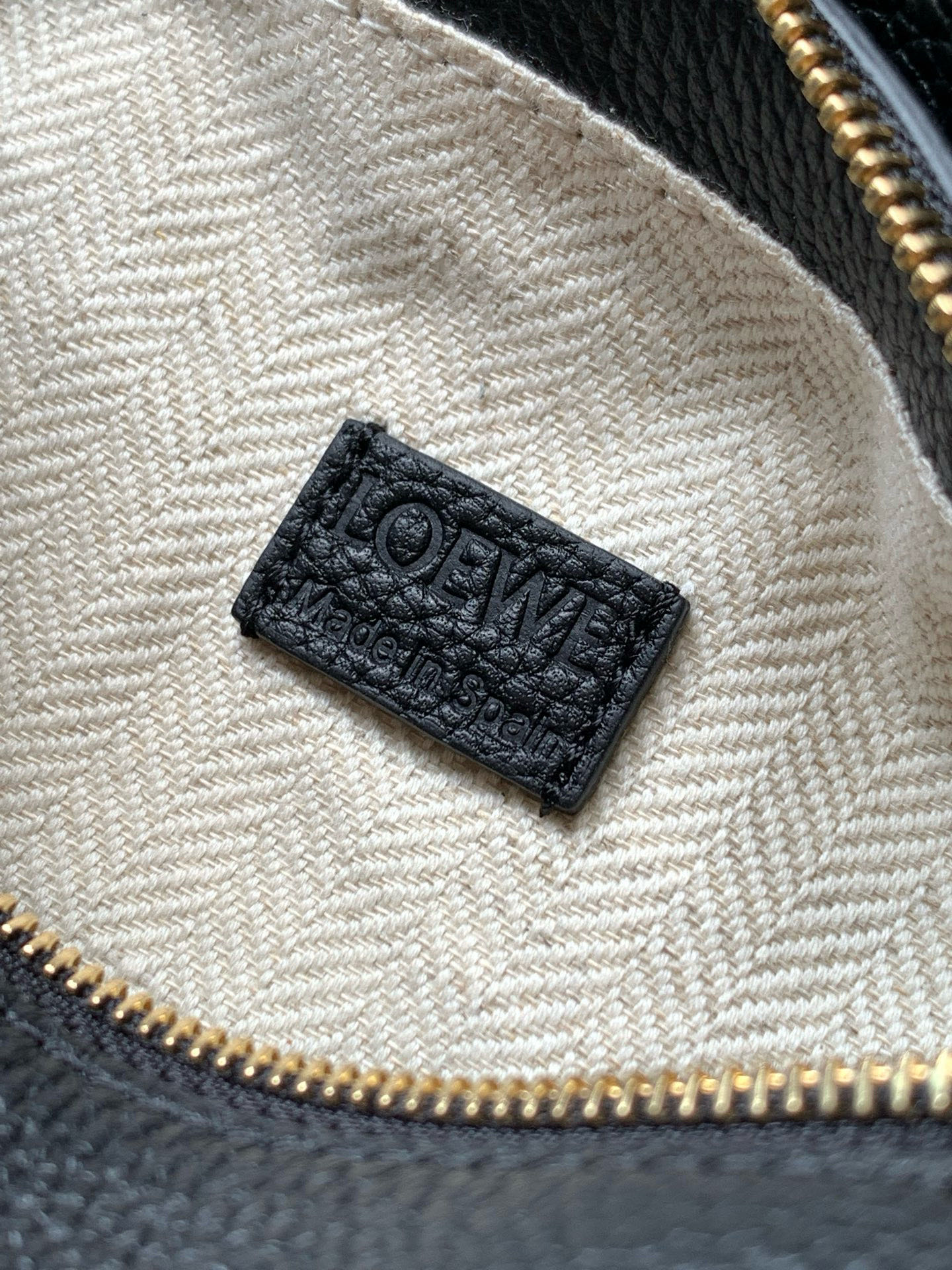 Loewe 新版本几何包迷你18CM Puzzle手袋是创意总监乔纳森．安德森为