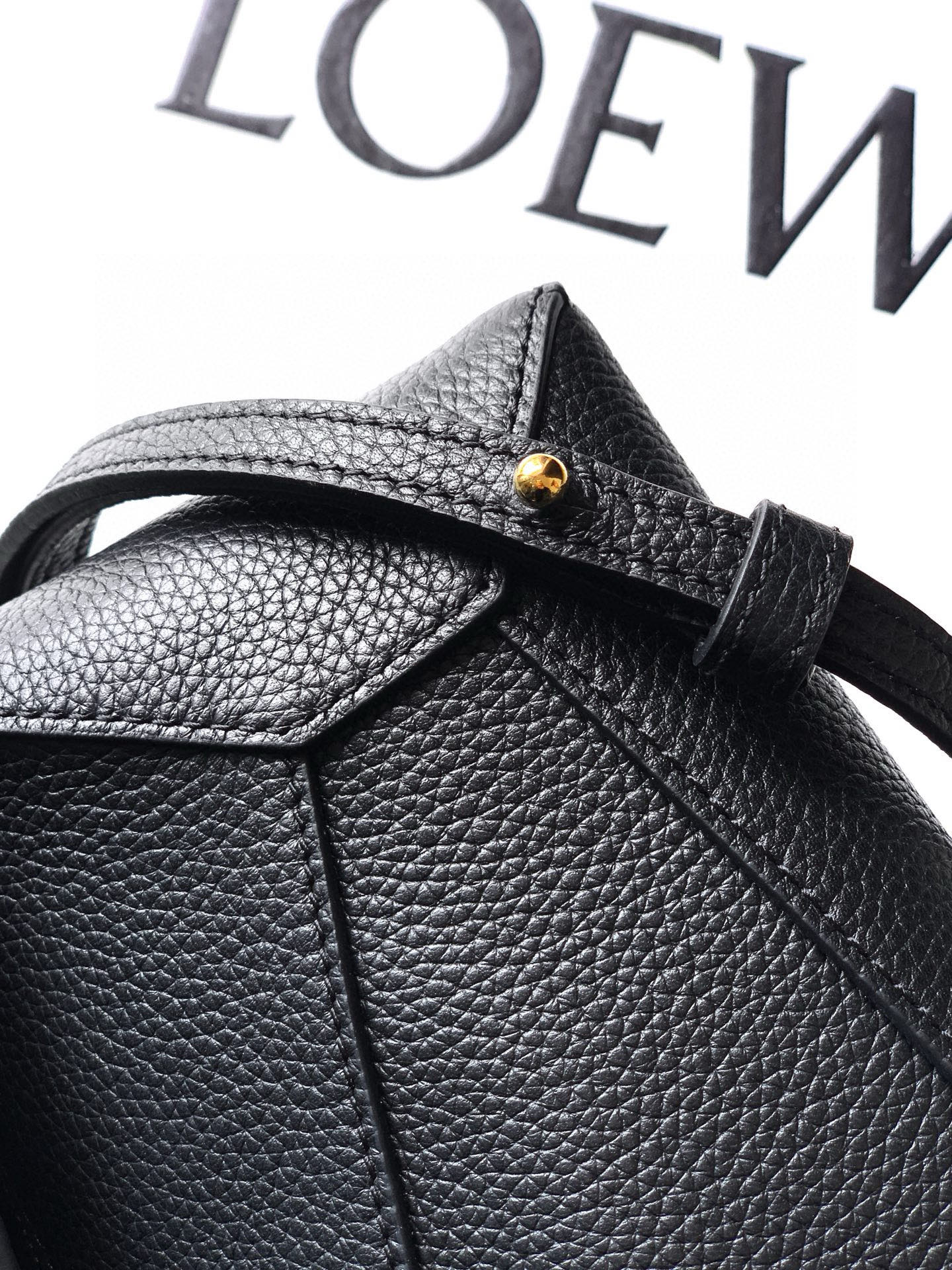 Loewe 新版本几何包迷你18CM Puzzle手袋是创意总监乔纳森．安德森为