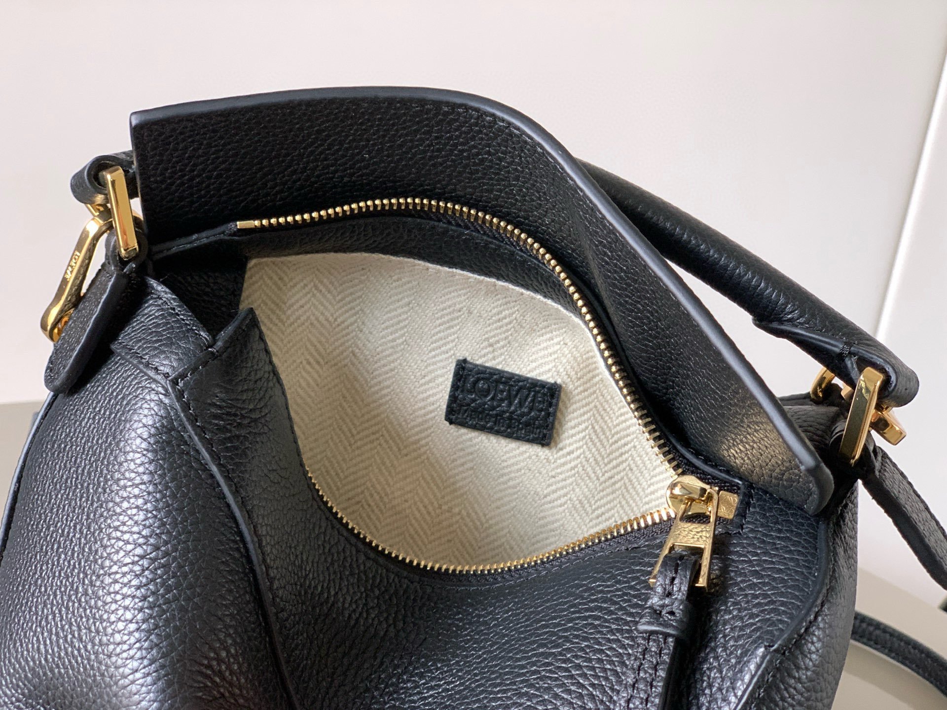 Loewe 新版本几何包迷你18CM Puzzle手袋是创意总监乔纳森．安德森为