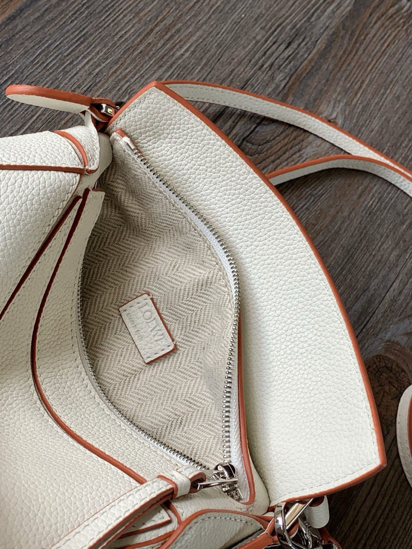 Loewe 限时特价几何包迷你18CM Puzzle手袋是创意总监乔纳森．安德森为