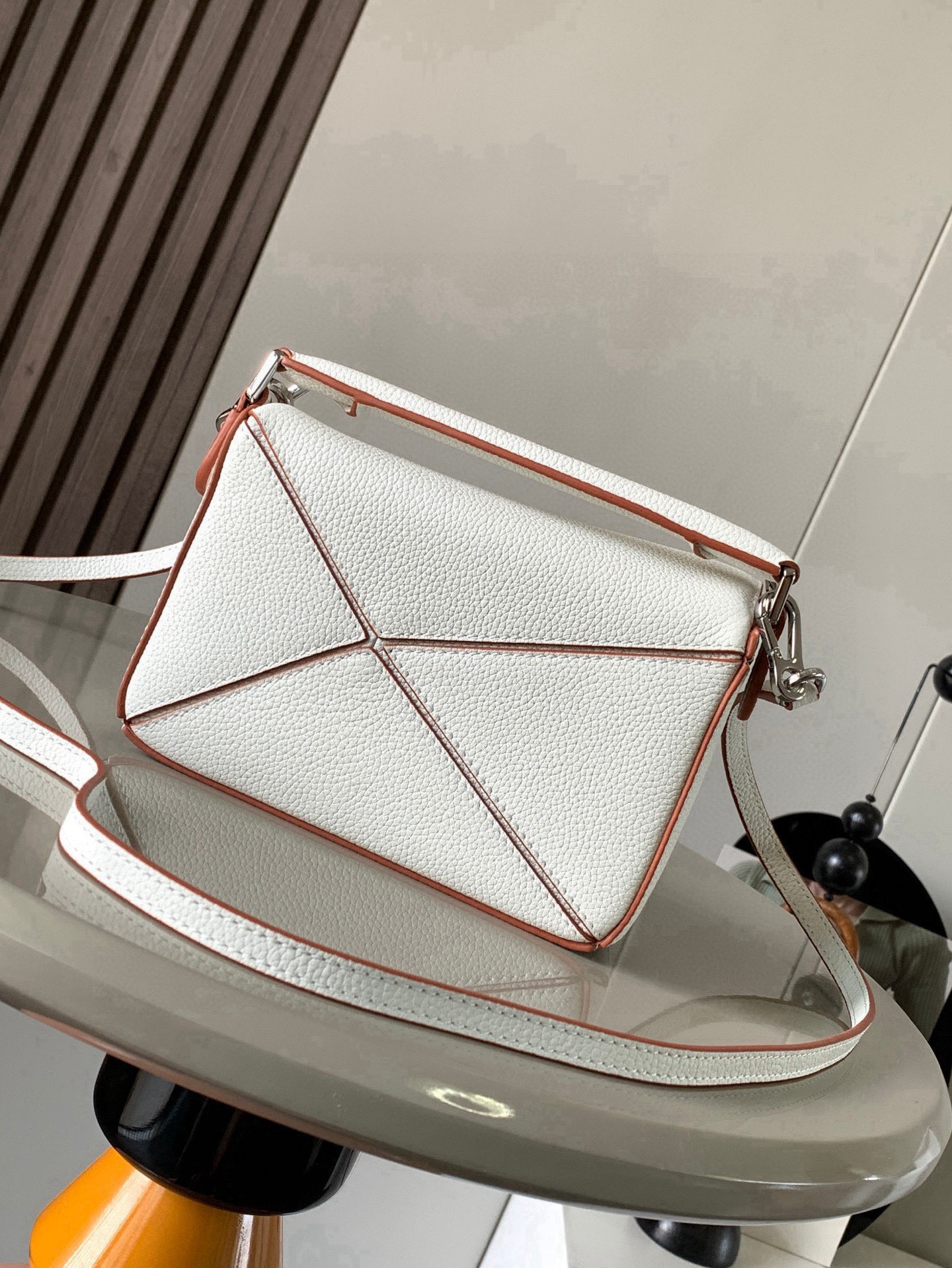 Loewe 限时特价几何包迷你18CM Puzzle手袋是创意总监乔纳森．安德森为