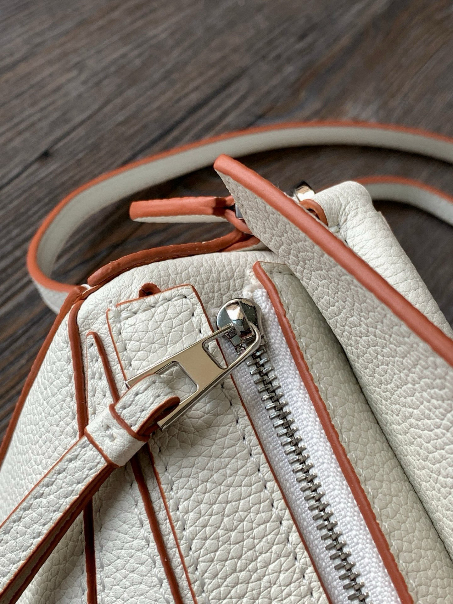 Loewe 限时特价几何包迷你18CM Puzzle手袋是创意总监乔纳森．安德森为