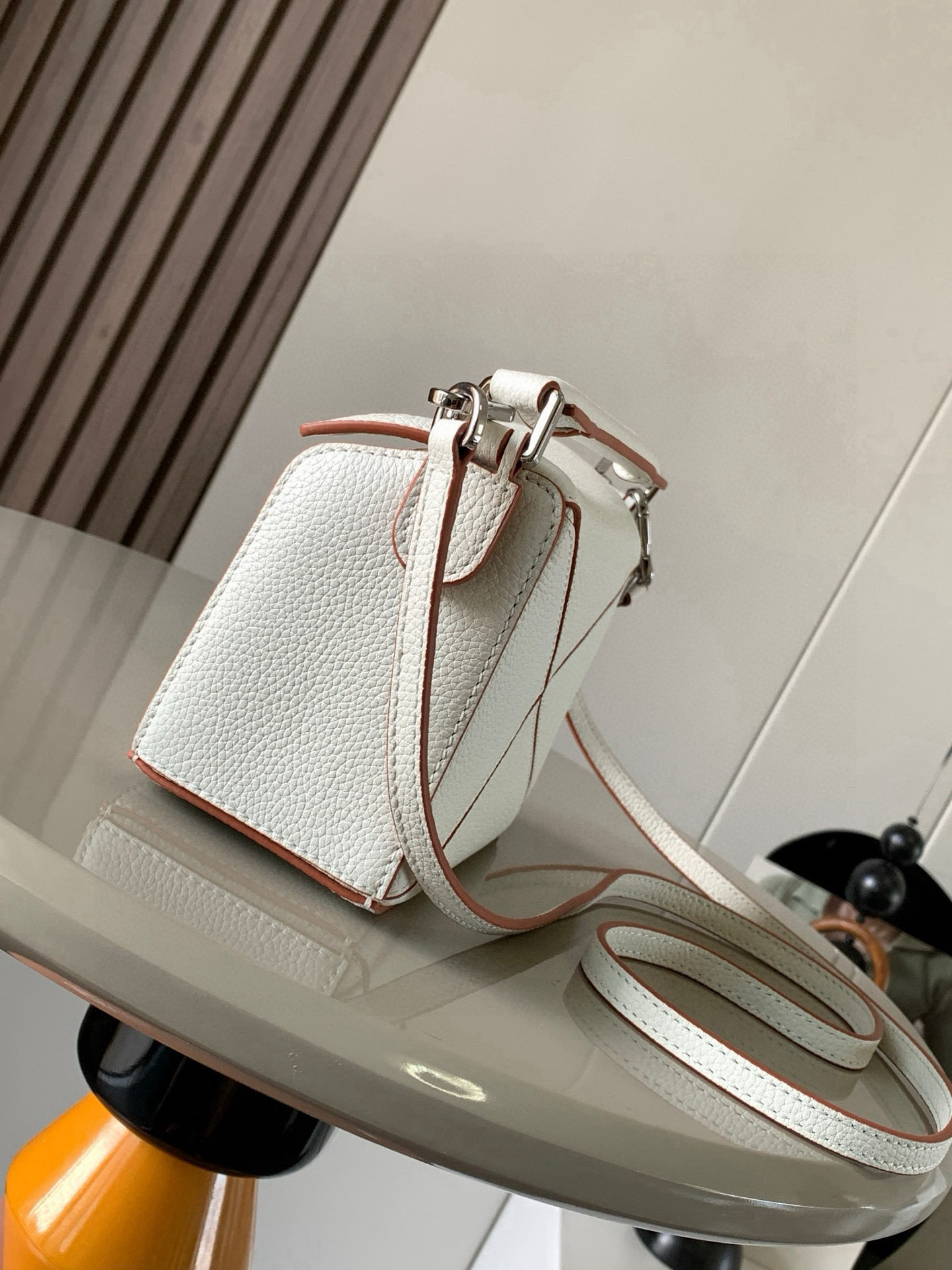 Loewe 限时特价几何包迷你18CM Puzzle手袋是创意总监乔纳森．安德森为