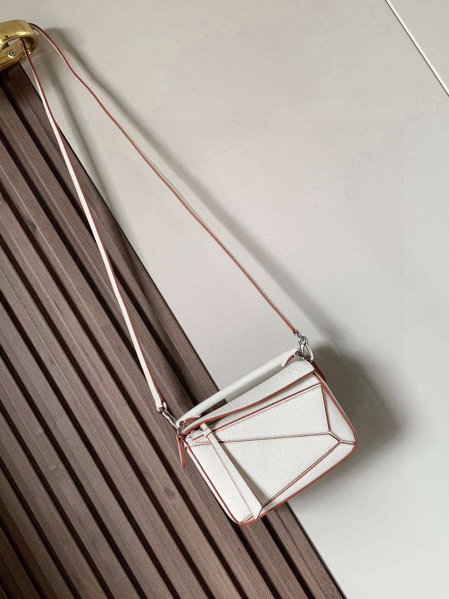 Loewe 限时特价几何包迷你18CM Puzzle手袋是创意总监乔纳森．安德森为