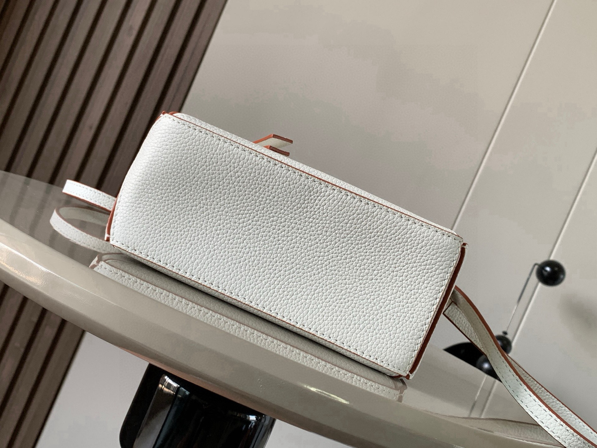 Loewe 限时特价几何包迷你18CM Puzzle手袋是创意总监乔纳森．安德森为