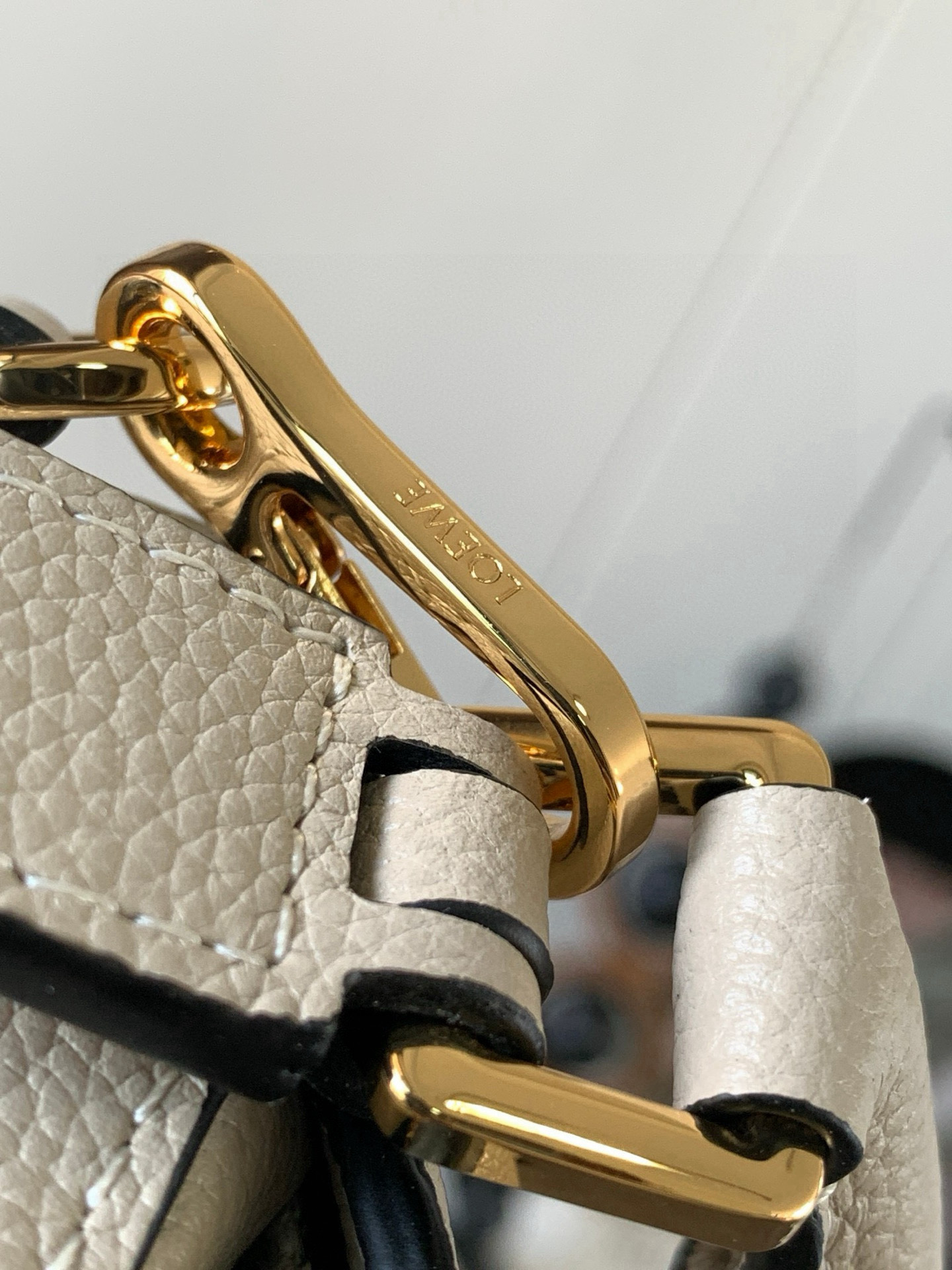 Loewe 限时特价几何包迷你18CM Puzzle手袋是创意总监乔纳森．安德森为
