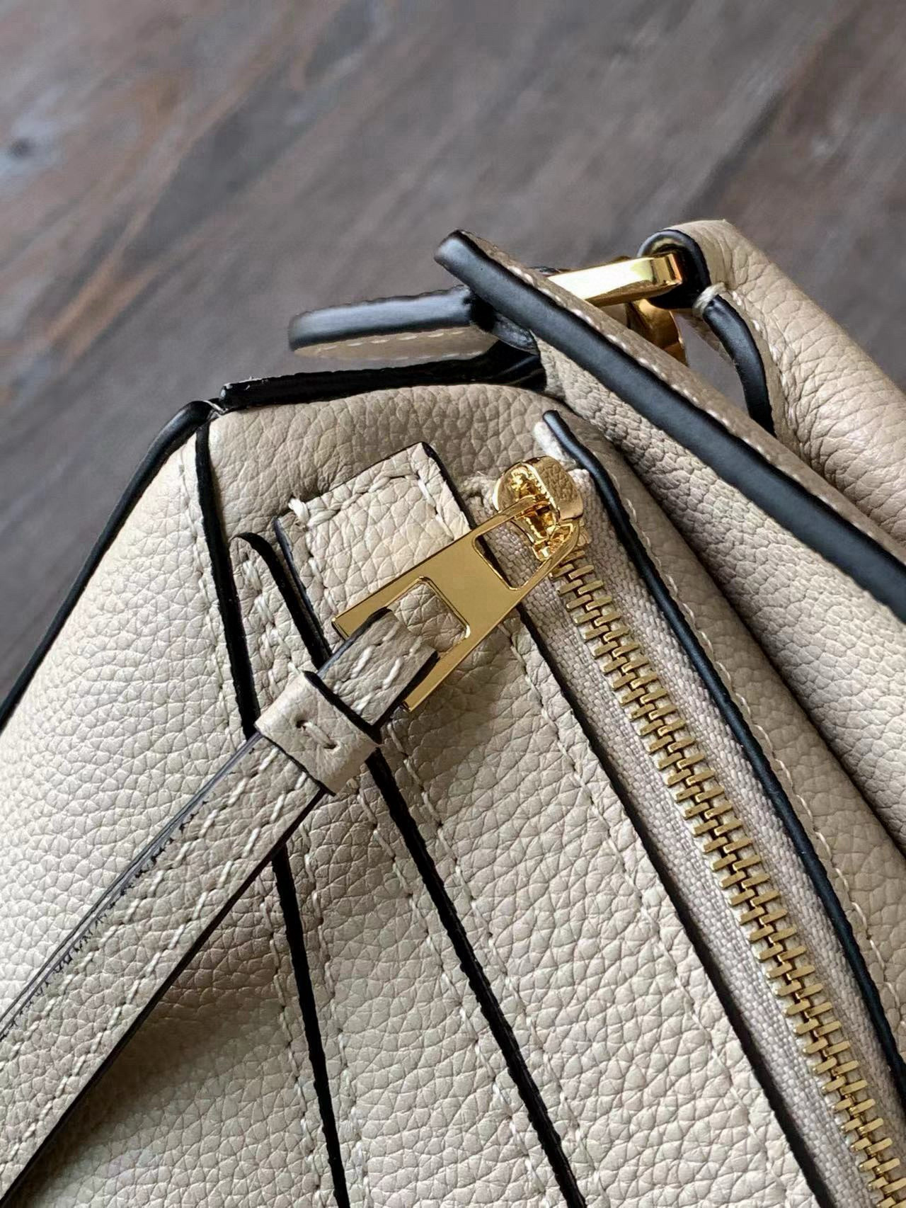 Loewe 限时特价几何包迷你18CM Puzzle手袋是创意总监乔纳森．安德森为